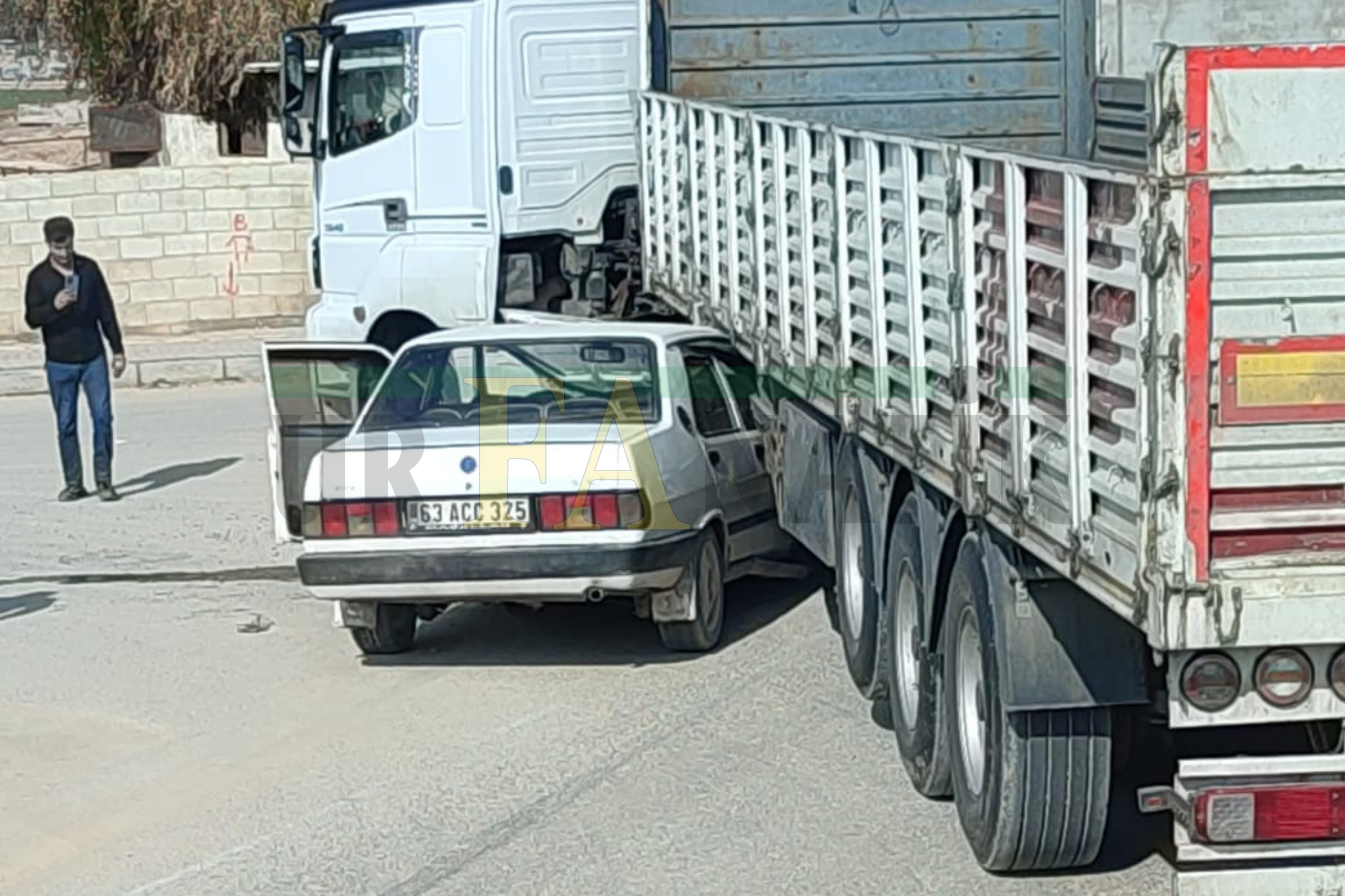 Şanlıurfa Suruç’ta Otomobil Tırın Altına Girdi-1