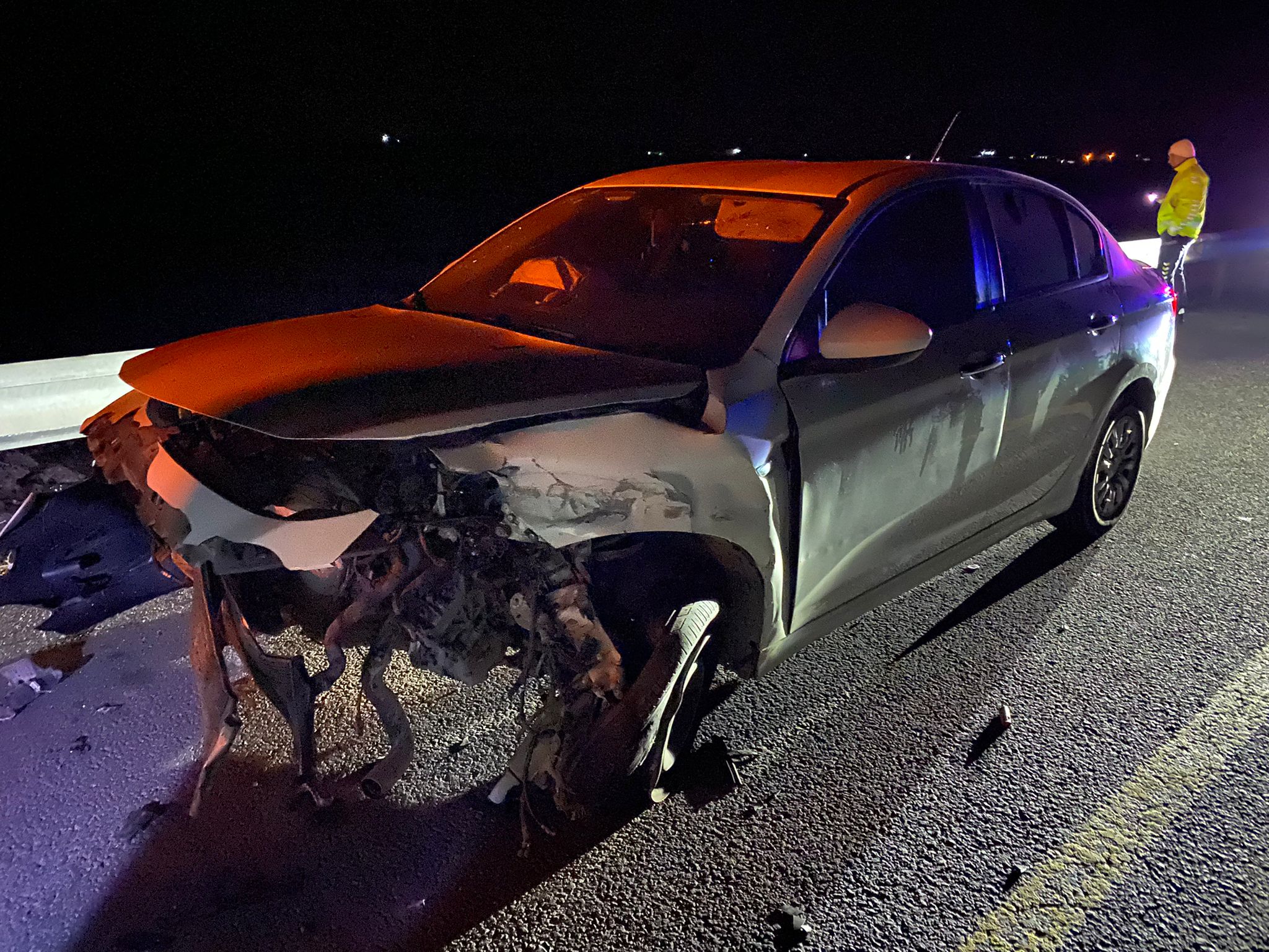 Şanlıurfa’da Kontrolden Çıkan Araç Bariyere Çarptı (3)