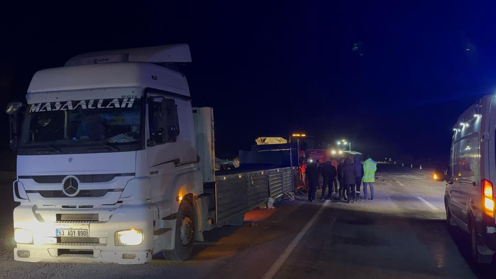 Tatvan’da Kaçak Göçmen Taşıyan Tırda Çökme (1)