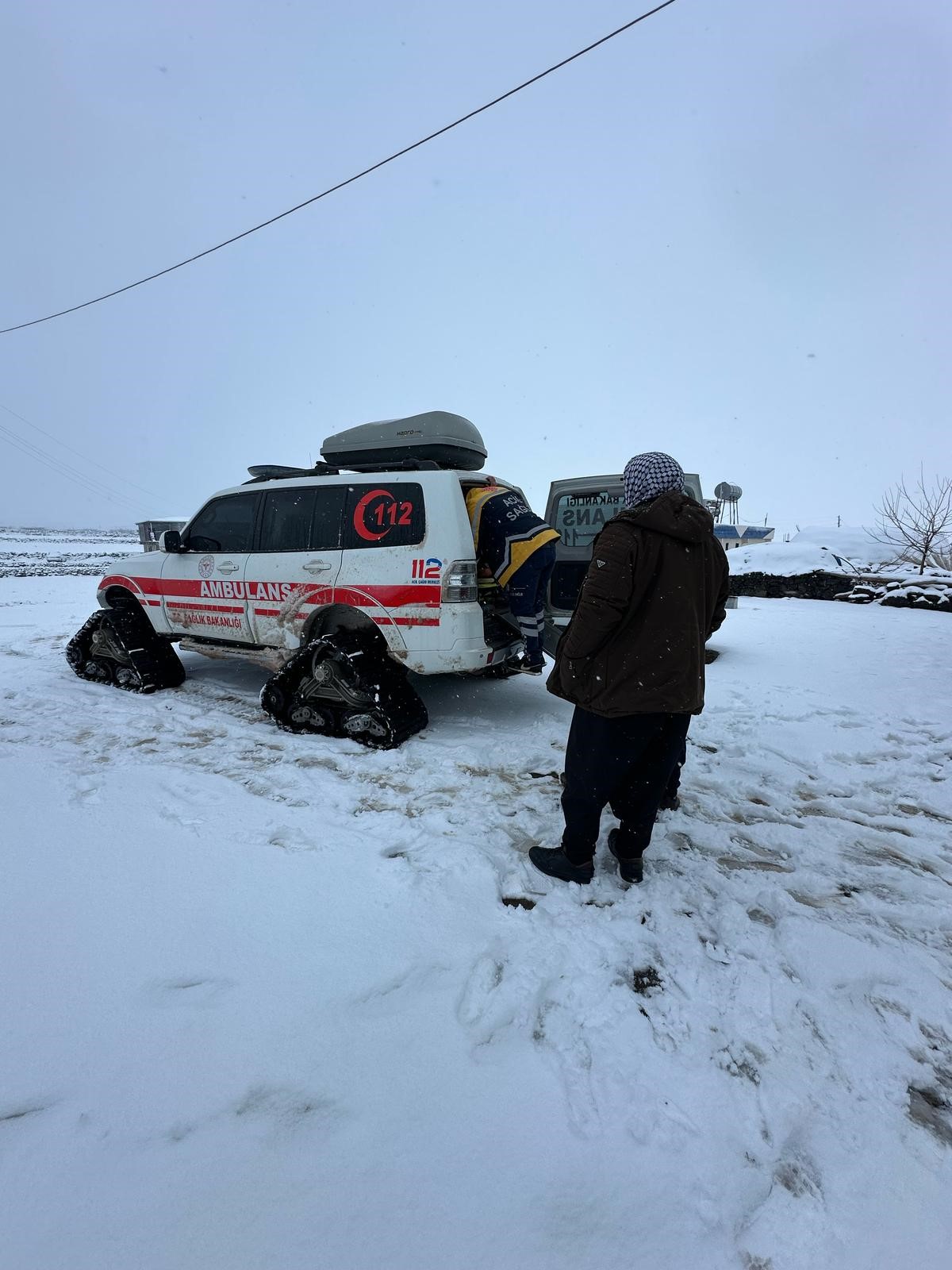 Yolda Kalan hastalara paletli Ambulans ile ulaşıldı-3