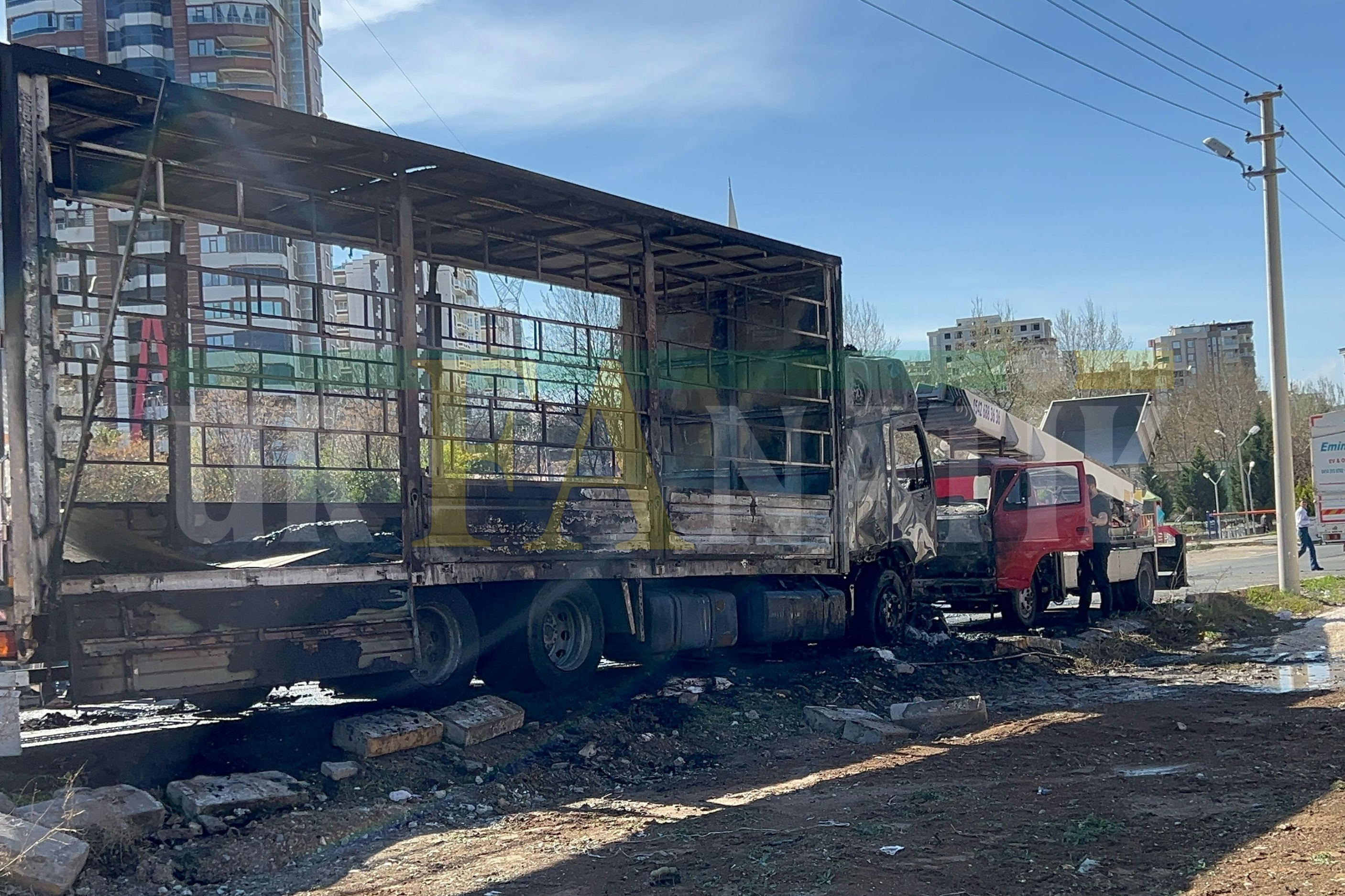 Şanlıurfa Karaköprü'de Tır Yanarak Kül Oldu!-1