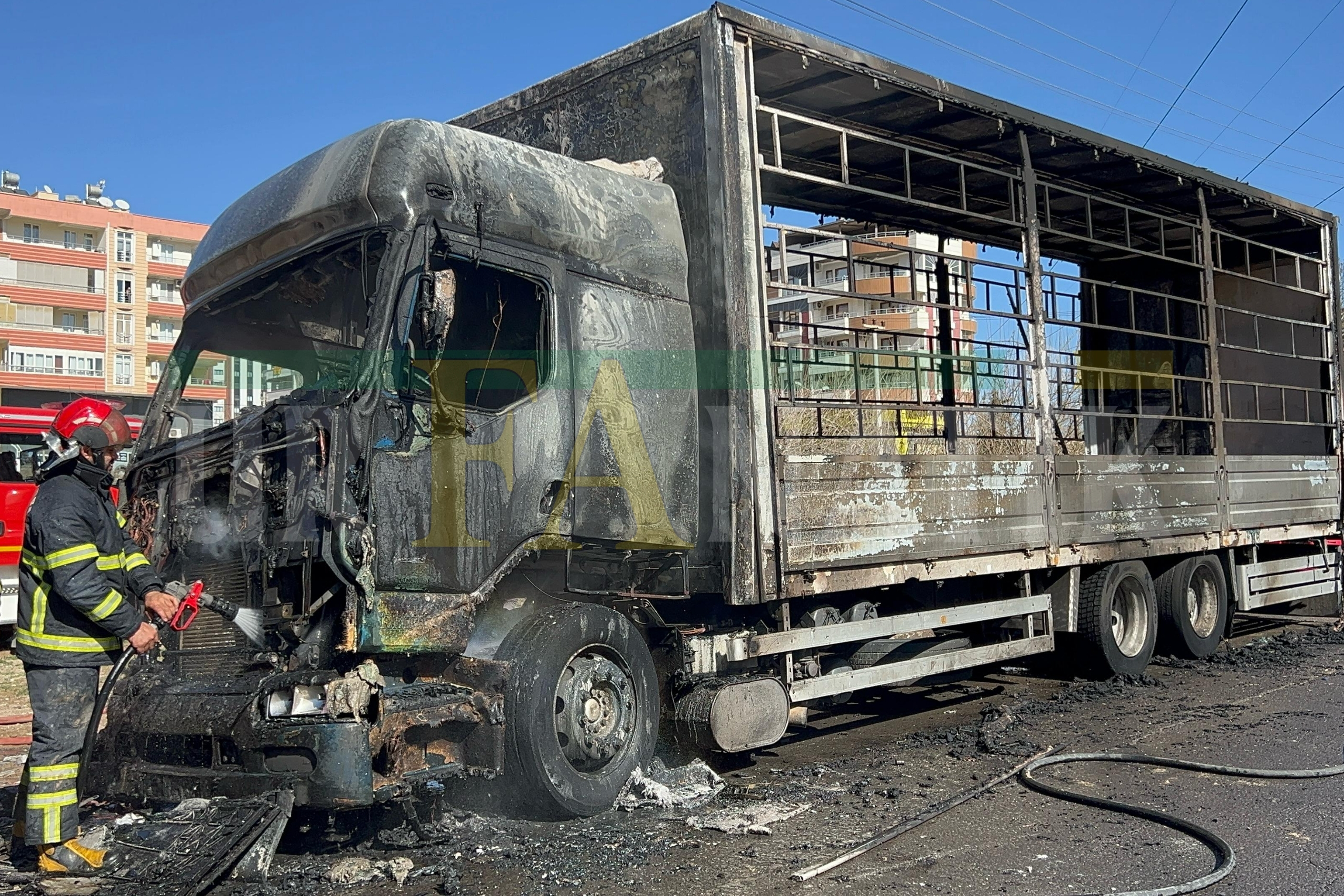 Şanlıurfa Karaköprü'de Tır Yanarak Kül Oldu!