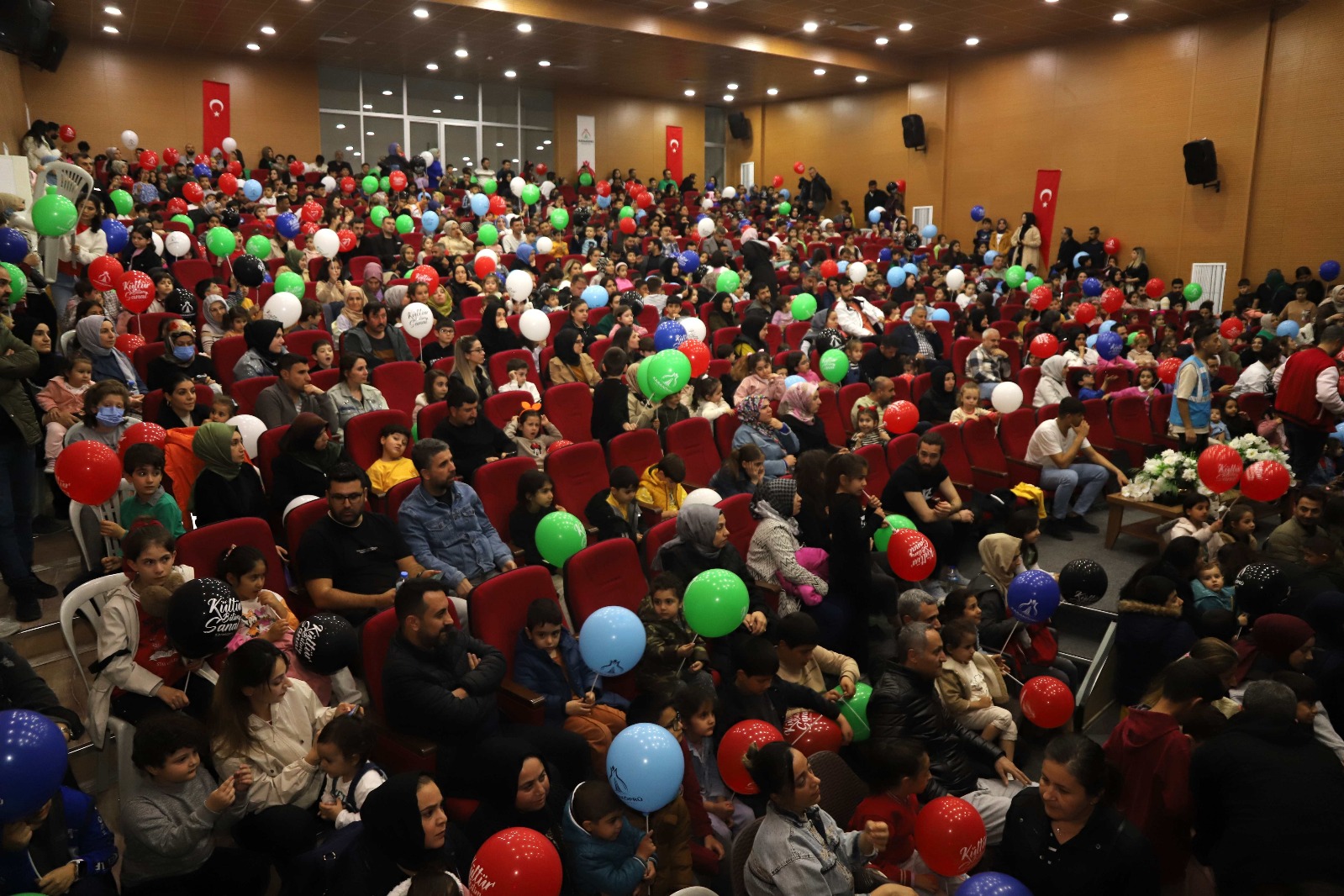 Çocuklar Tiyatro Gösterisiyle Doyasıya Eğlendi (2)