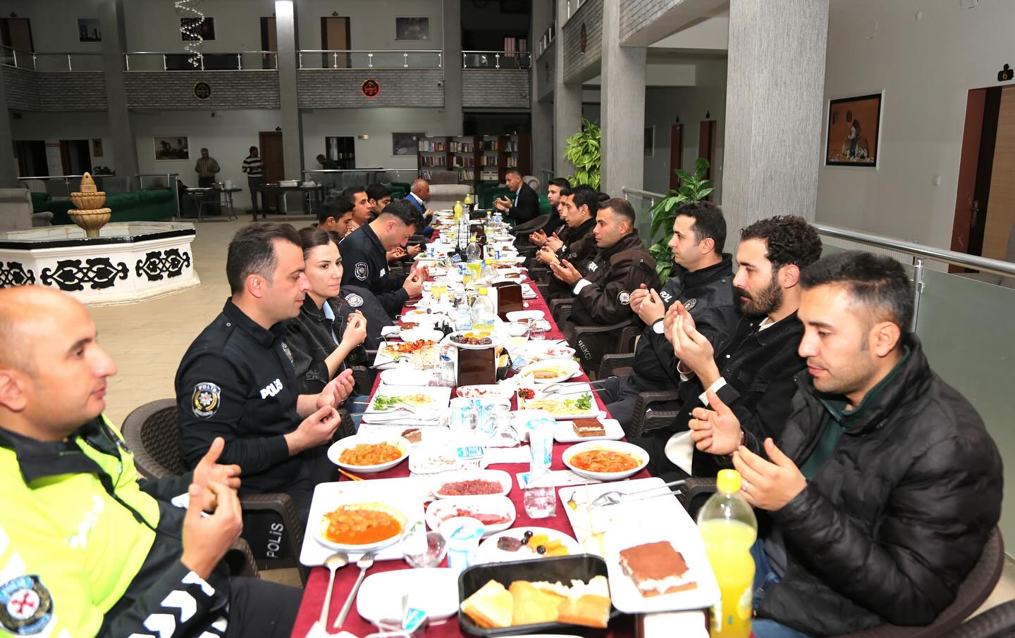 Harran Kaymakamı Harun Reşit Han, Emniyet Mensuplarıyla İftar Yaptı (3)