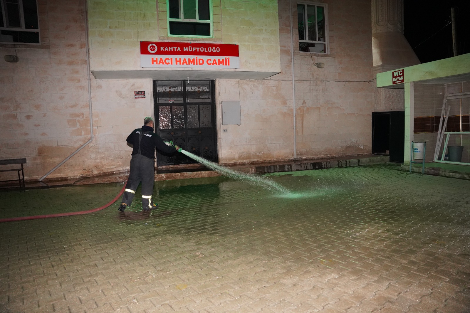 Kahta Belediyesi İtfaiye Ekiplerinden Camilerde Yıkama Seferberliği! (2)