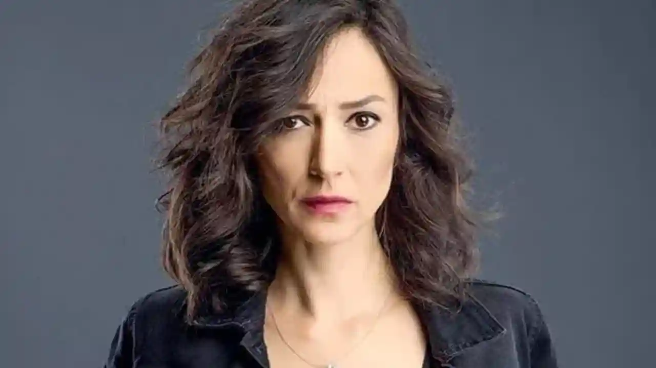 ÖZLEM ÇINAR evli mi, eşi kim? Aslen nereli, boyu, kilosu, kaç yaşında?  Çocuğu var mı? Ne iş yapar, rol aldığı diziler! - Urfa Haberleri