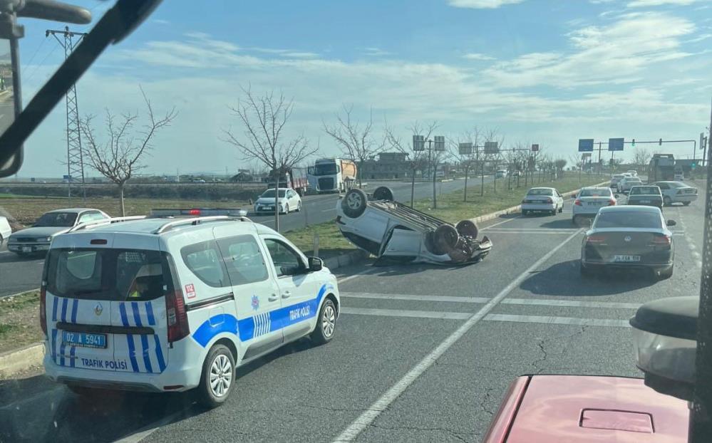 Şanlıurfa Adıyaman Karayolunda Otomobil Takla Attı (1)