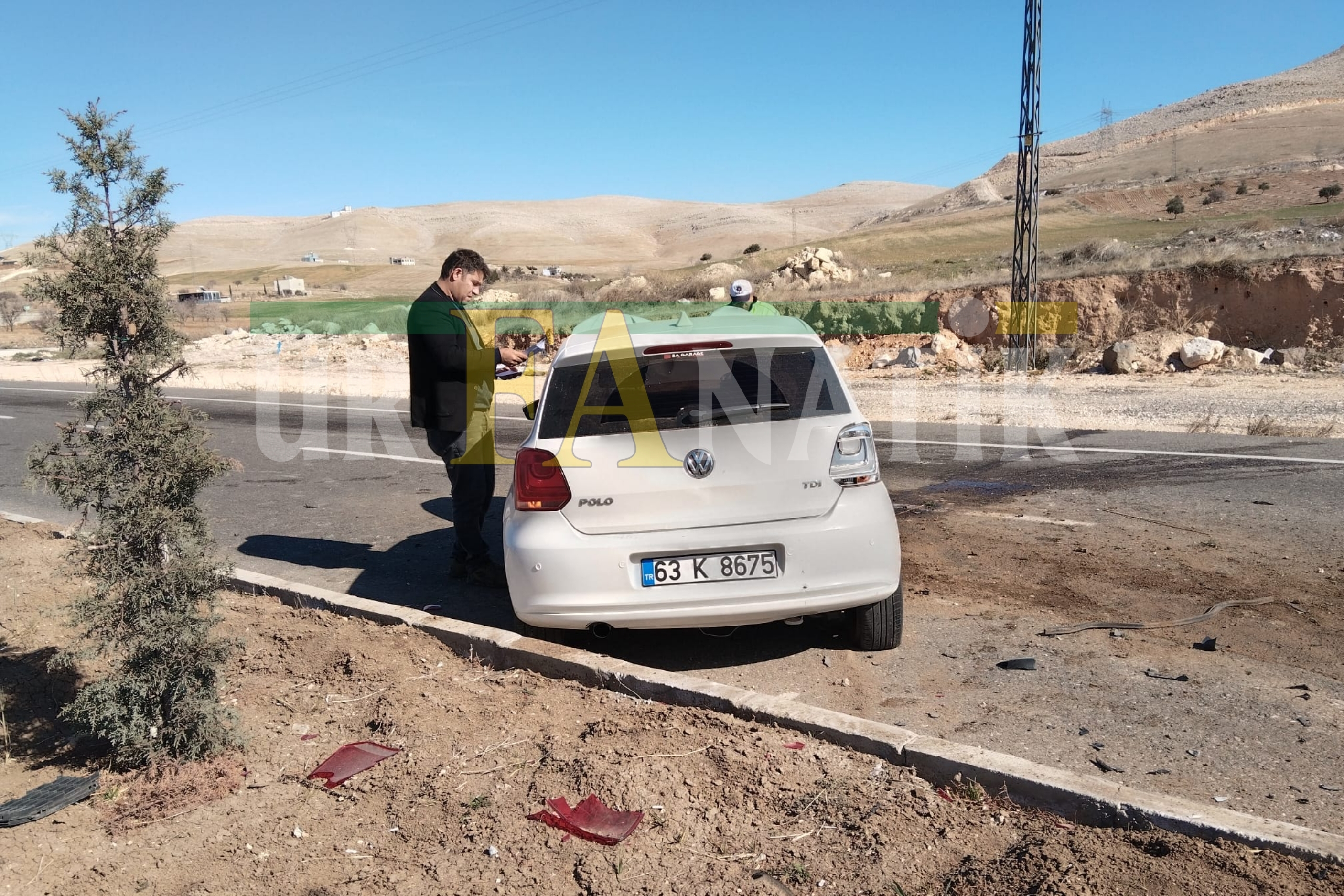 Şanlıurfa Haliliye’de Kaza 7 Ağacı Kökünden Koparan Kadın Sürücü Yaralandı! (3)