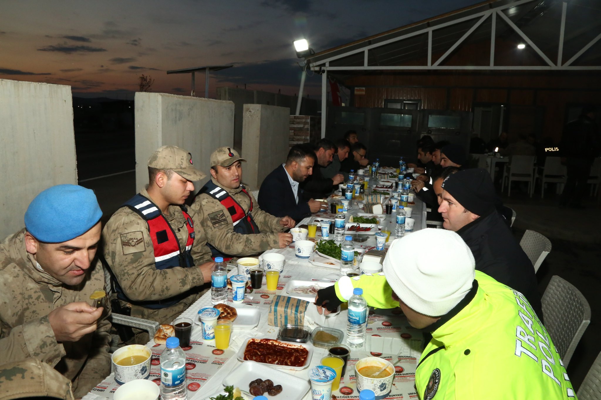 Şanlıurfa İl Emniyet Müdürü Atilla Aksoy, Polislerle İftar Yaptı (2)