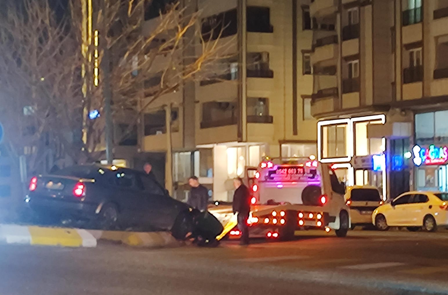 Şanlıurfa Karaköprü'de Direksiyon Hakimiyetini Kaybeden Sürücü Kaza Yaptı! (2)