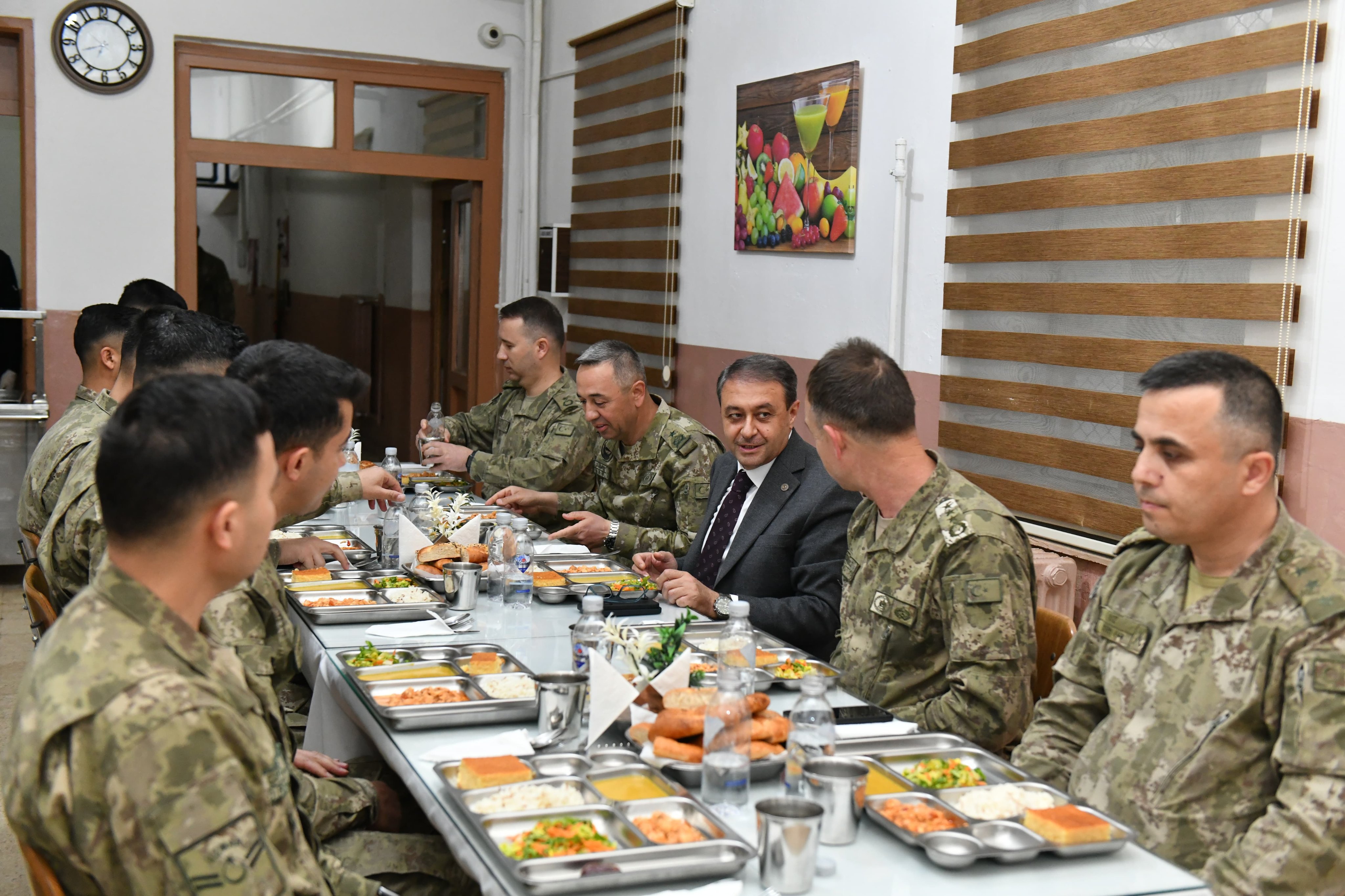 Şanlıurfa Valisi Hasan Şıldak, Akçakale'deki Mehmetçiklerle İftar Yaptı (1)