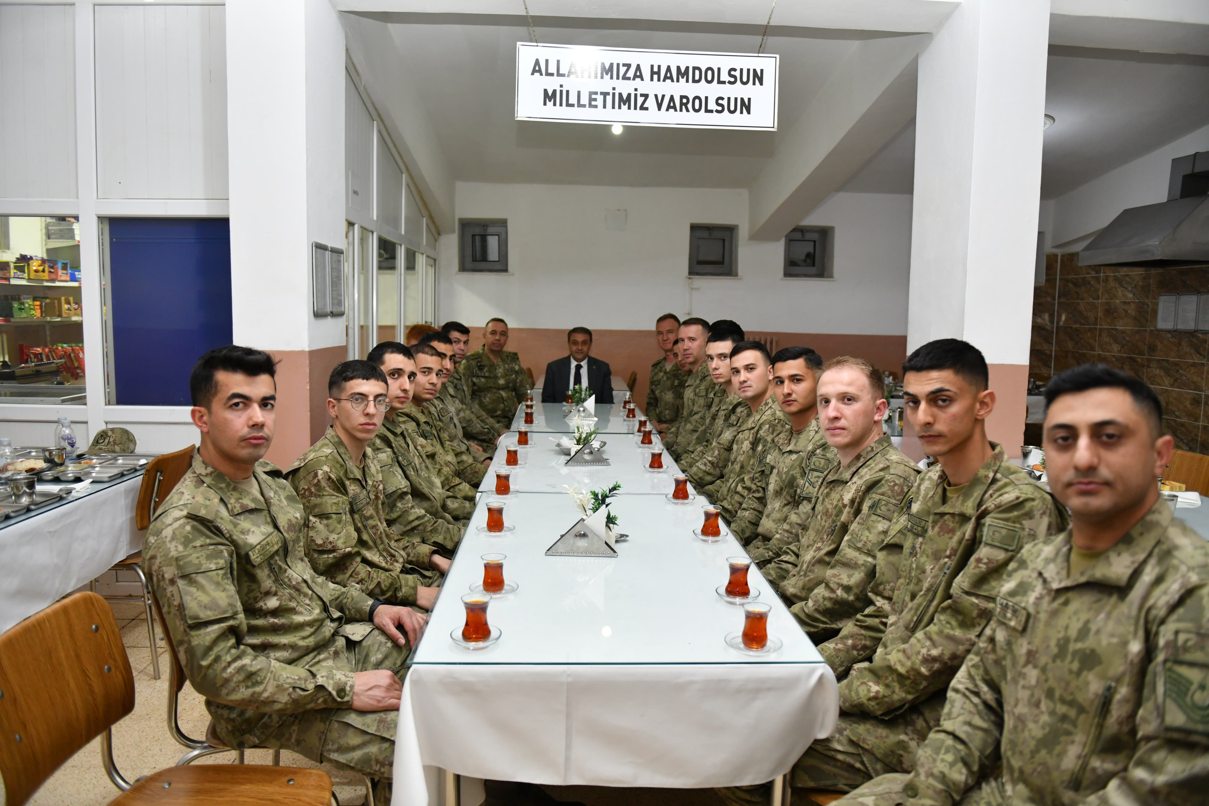 Şanlıurfa Valisi Hasan Şıldak, Akçakale'deki Mehmetçiklerle İftar Yaptı (2)