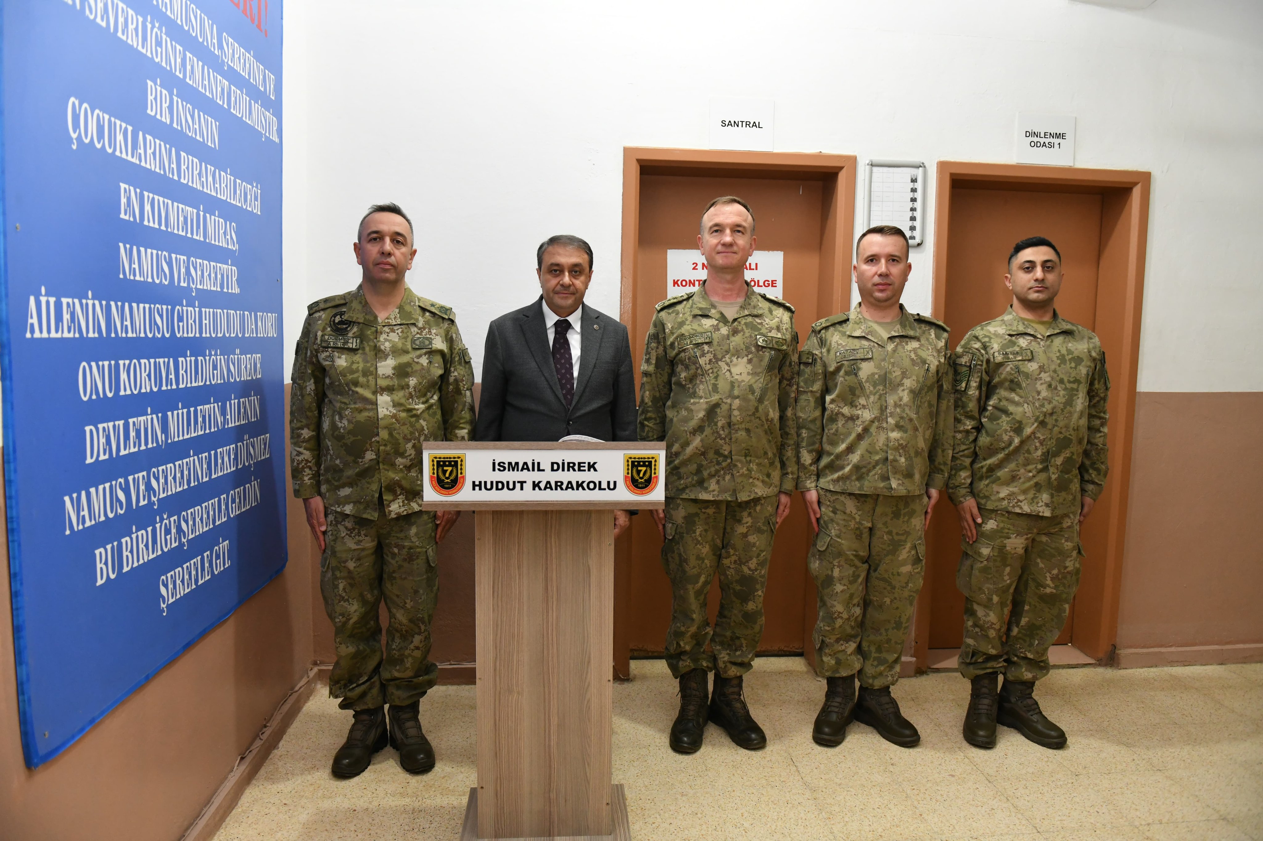 Şanlıurfa Valisi Hasan Şıldak, Akçakale'deki Mehmetçiklerle İftar Yaptı (3)