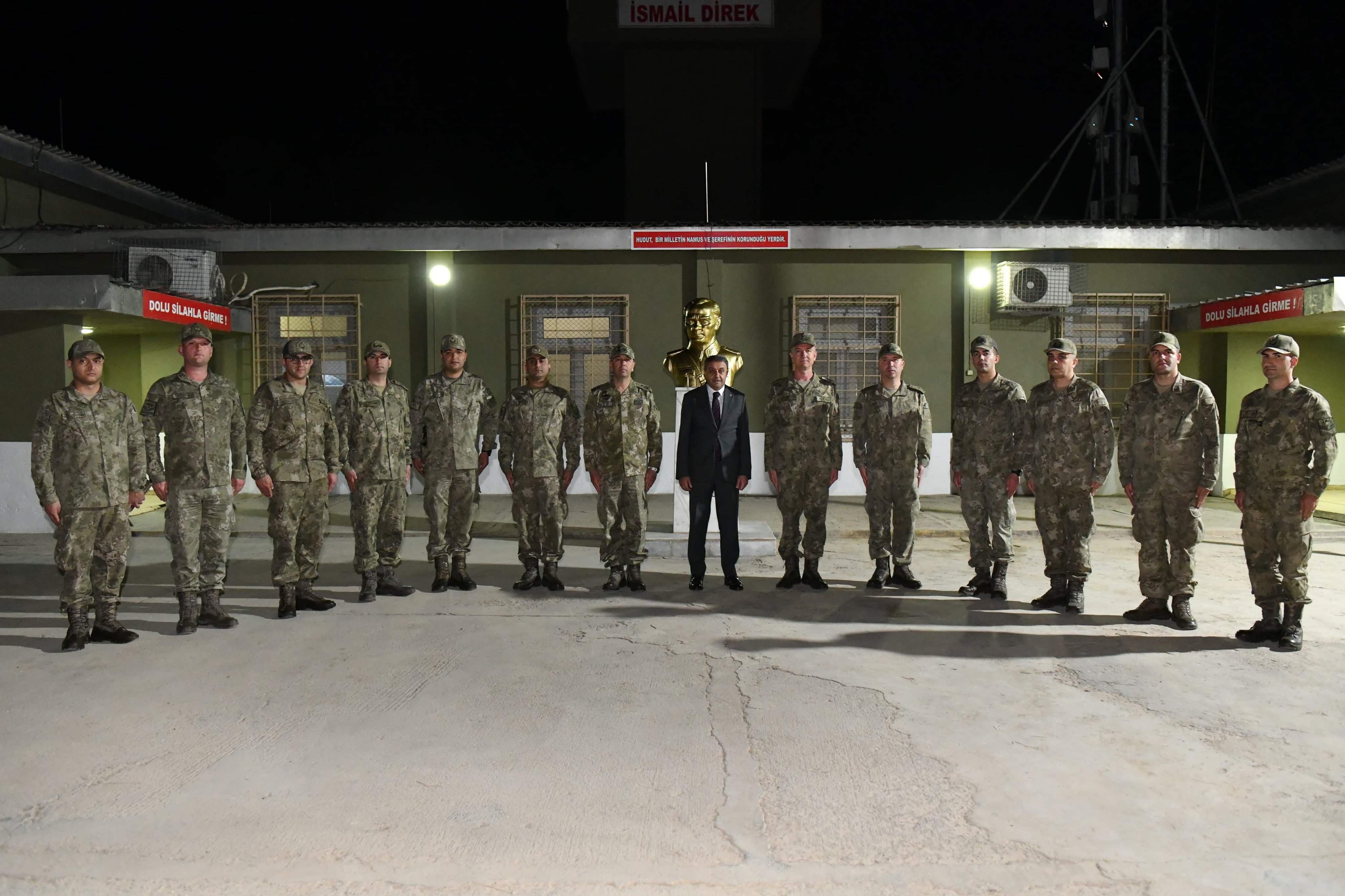 Şanlıurfa Valisi Hasan Şıldak, Akçakale'deki Mehmetçiklerle İftar Yaptı (4)