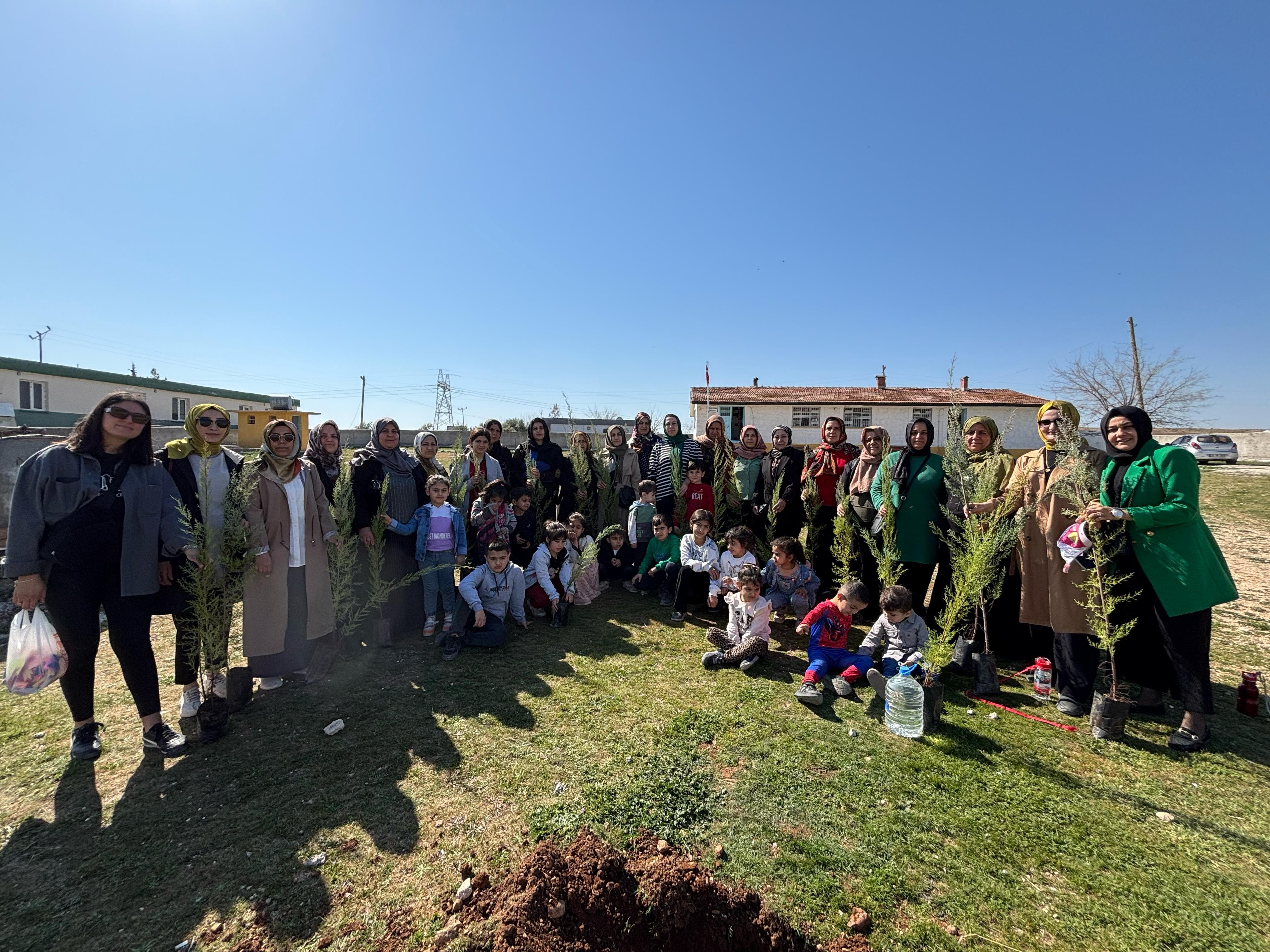 Şanlıurfa'da 'Aile Yılı' Etkinlikleri Kapsamında Fidan Dikimi Yapıldı (2)