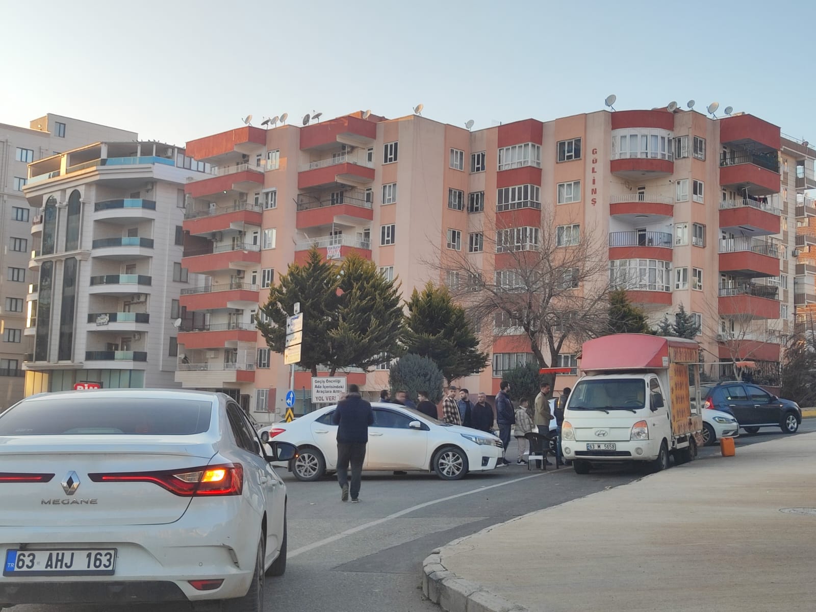 Şanlıurfa’da İftara Saatler Kala Ekmek Sırasına Değil Tatlı Sırasına Girdiler-1