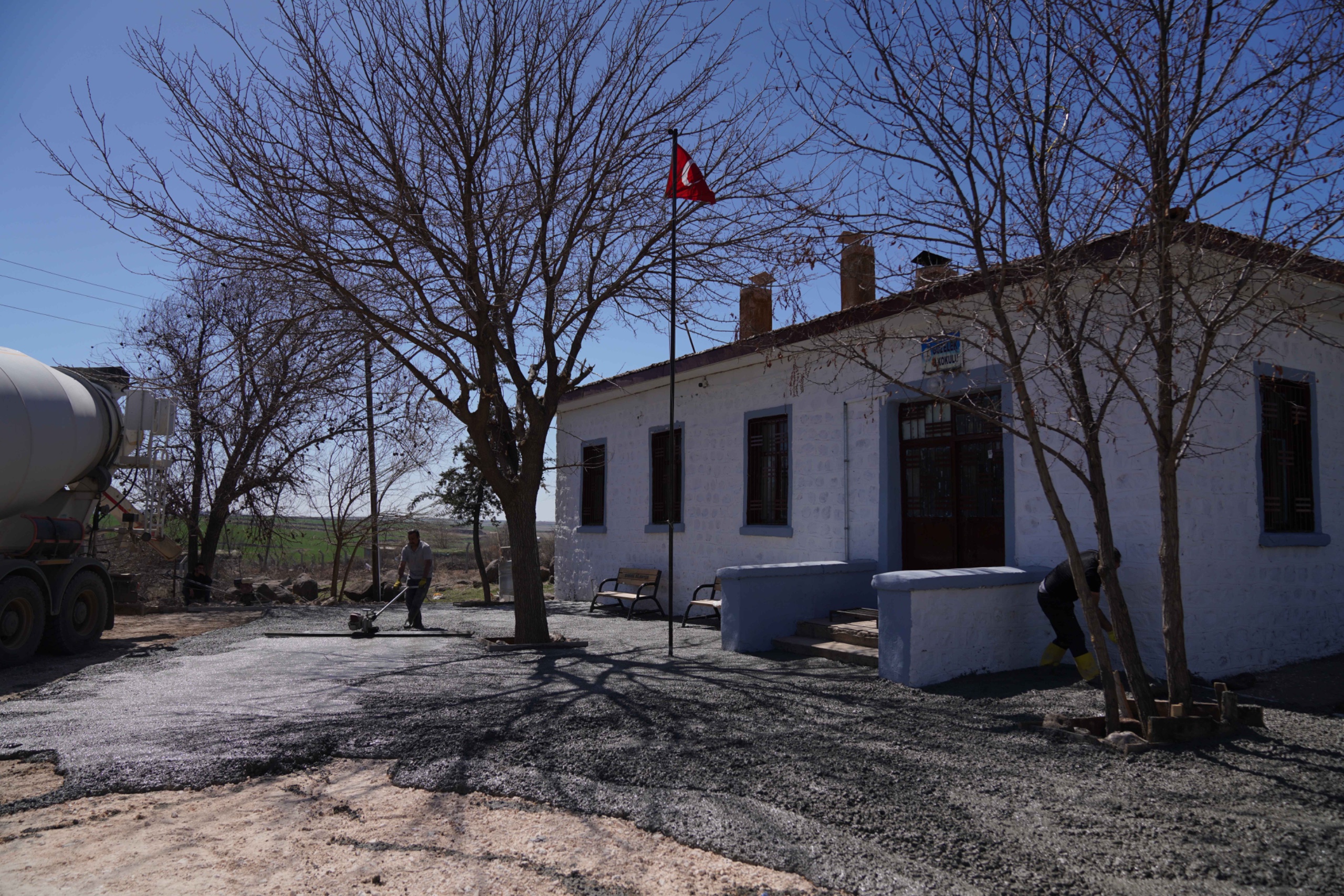 Siverek Belediyesi Kırsaldaki Okul Bahçelerini Yeniliyor! (3)