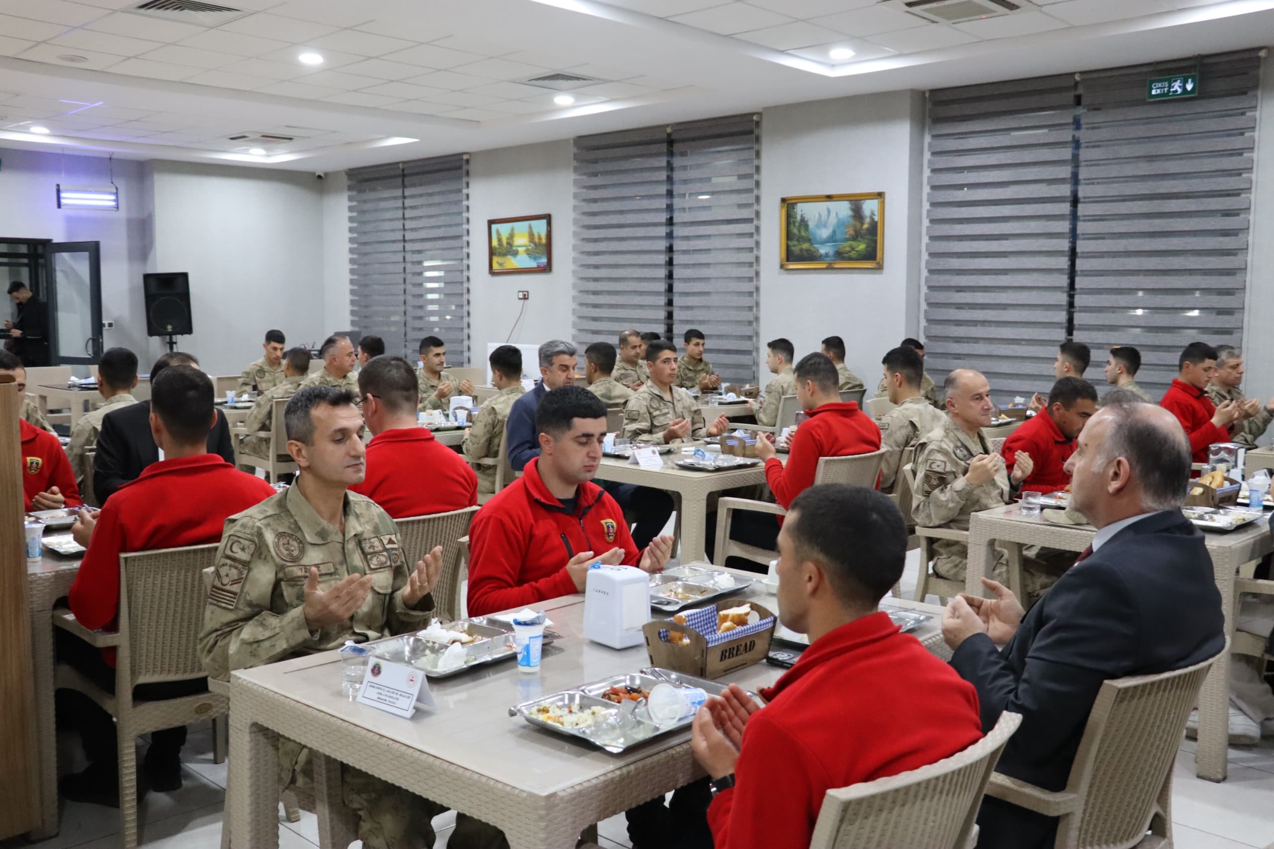 Tuğgeneral Avkıran Ve Cumhuriyet Başsavcısı, Askerlerle İftar Yaptı (2)