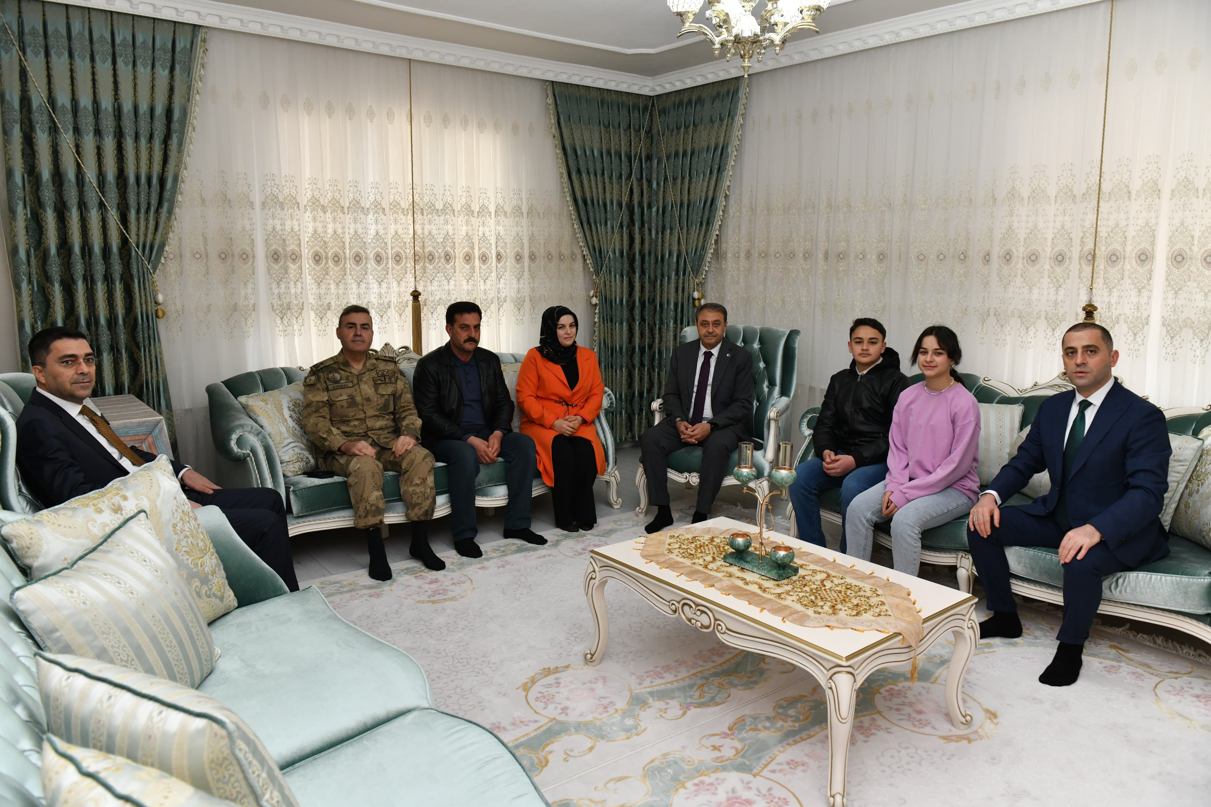 Vali Şıldak, Tuğgeneral Avkıran Ve Müdür Aksoy, Şehit Polis Memuru Ali Öztürk’ün Ailesini Ziyaret Etti!-1