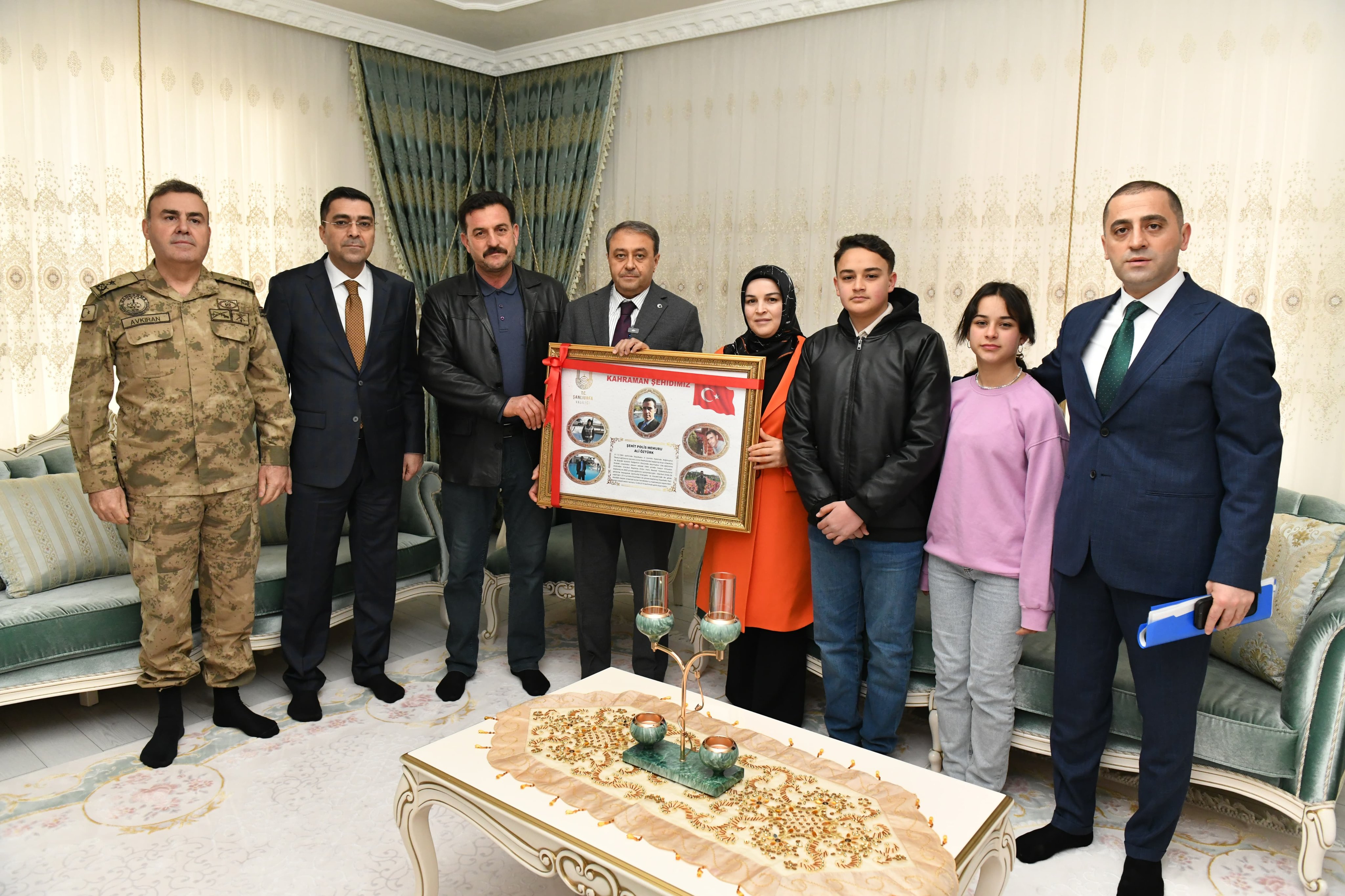 Vali Şıldak, Tuğgeneral Avkıran Ve Müdür Aksoy, Şehit Polis Memuru Ali Öztürk’ün Ailesini Ziyaret Etti! (2)