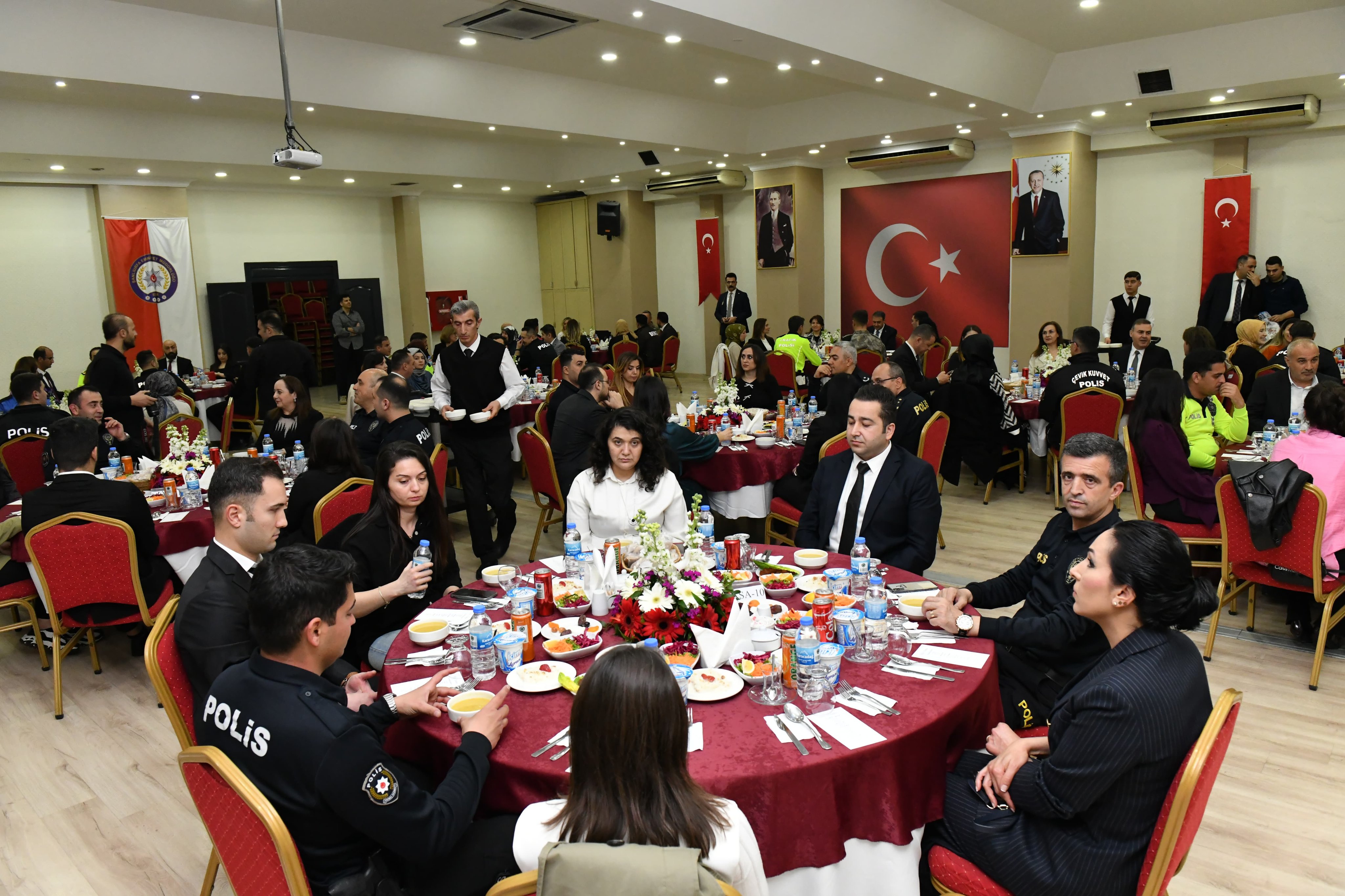 Vali Şıldak Ve Tuğgeneral Avkıran Polislerle İftarda Buluştu (3)