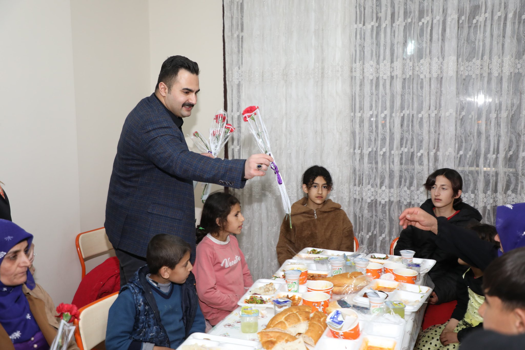 Viranşehir Kaymakamı Kemal Ülkü’den Kadınlara Anlamlı Jest (2)