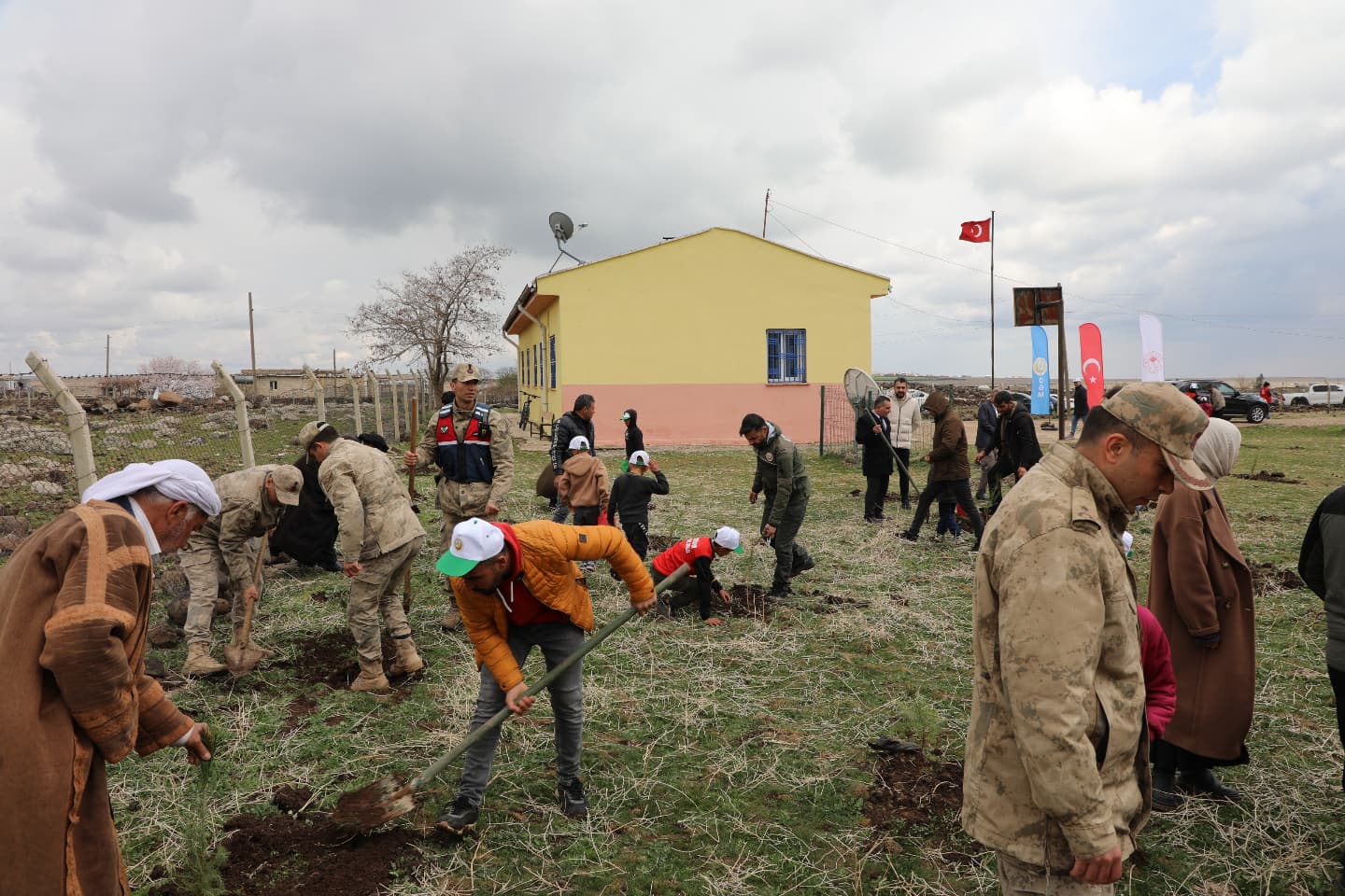 Viranşehir’de Ormancılık Günü'nde 10 Bin Fidan Toprakla Buluştu (4)