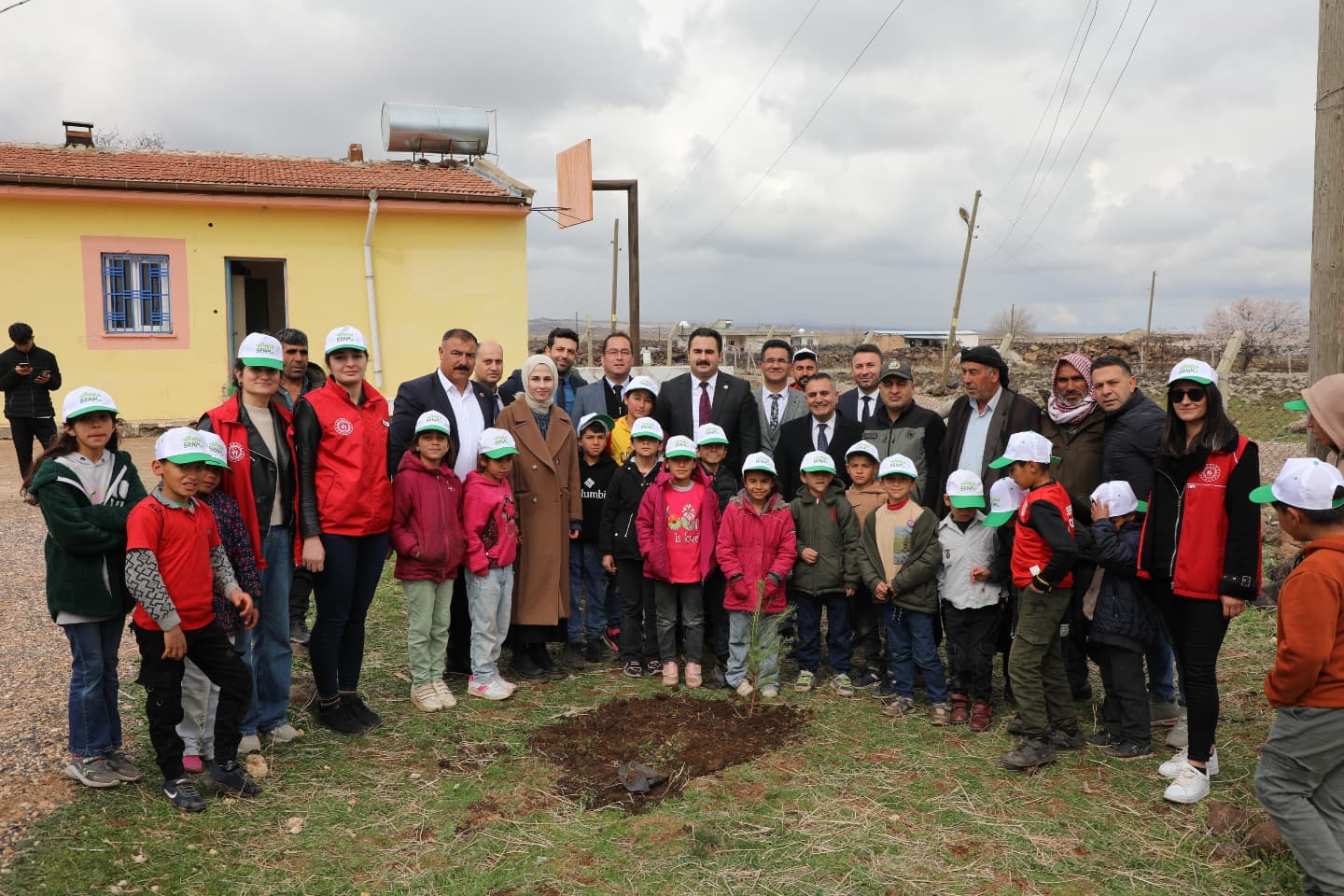 Viranşehir’de Ormancılık Günü'nde 10 Bin Fidan Toprakla Buluştu (5)