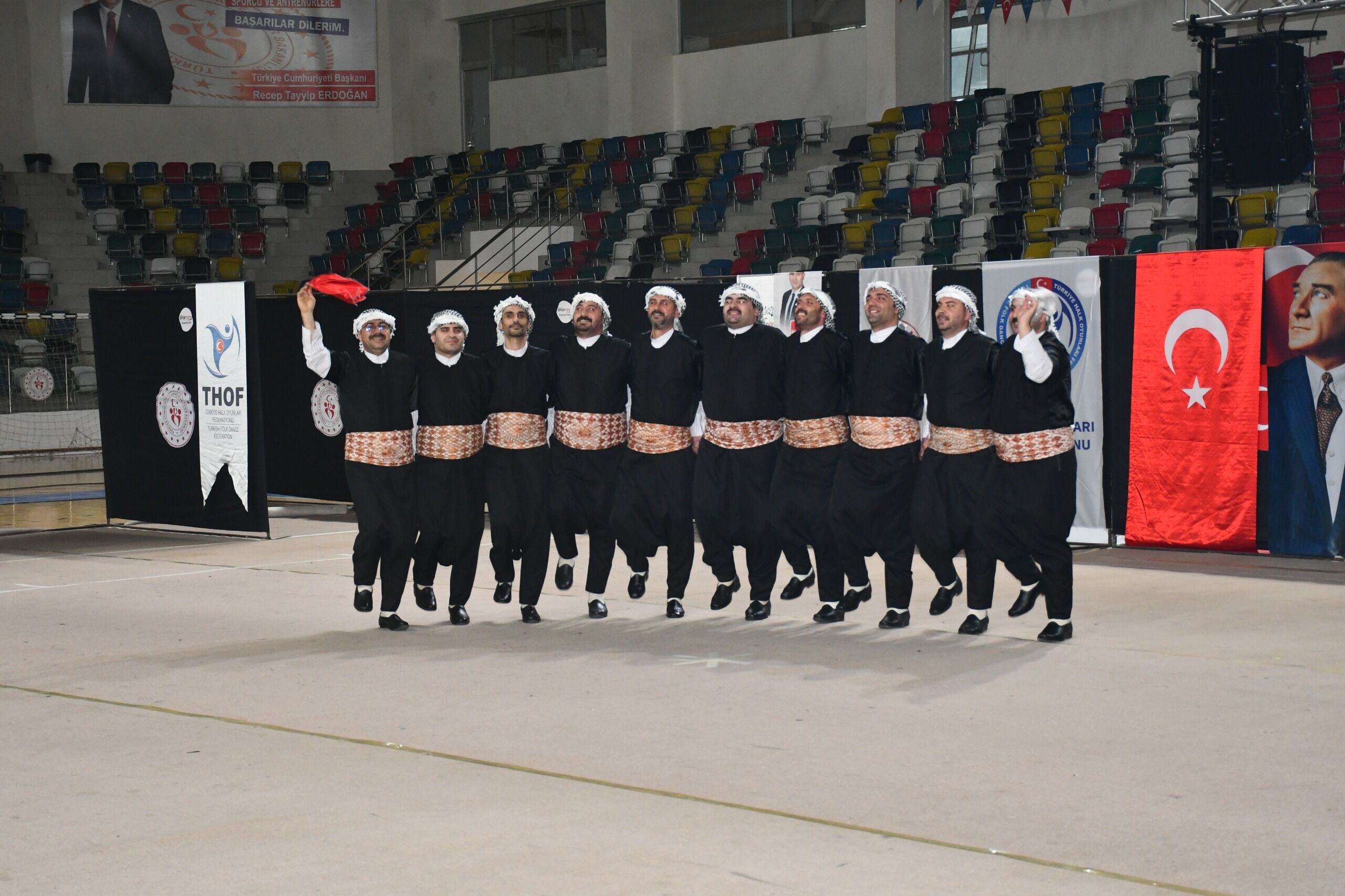 Siverek Belediyespor Halk Oyunları Ekibi Kilis’ten İkincilik Kupasıyla Döndü-1