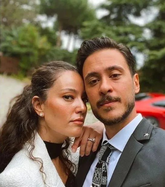 0X0 1 Aydir Ayri Yasiyorlardi Pelin Akil Esi Anil Altana Manidar Bir Paylasimda Mi Bulundu Neredesin 1739344533232