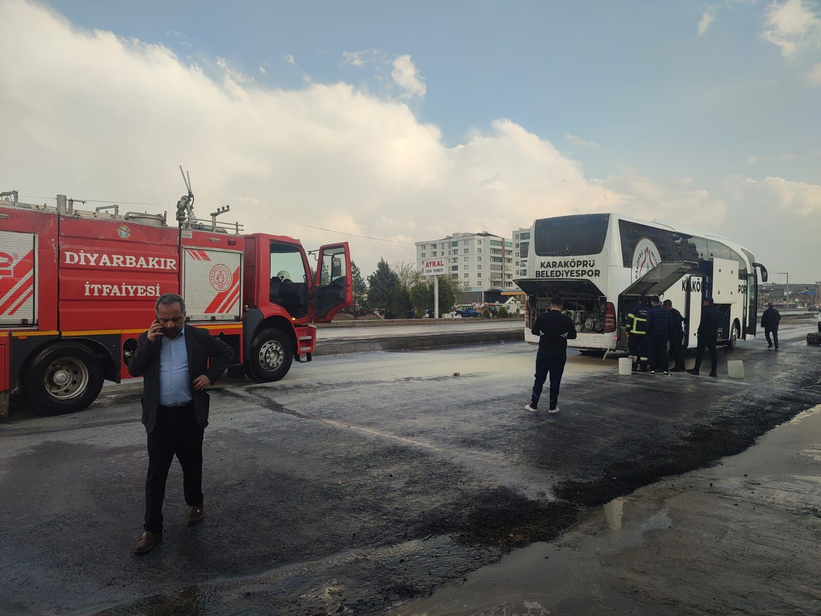 Karaköprü Belediyespor’un Takım Otobüsü Alev Aldı, Facia Kıl Payı Atlatıldı (1)