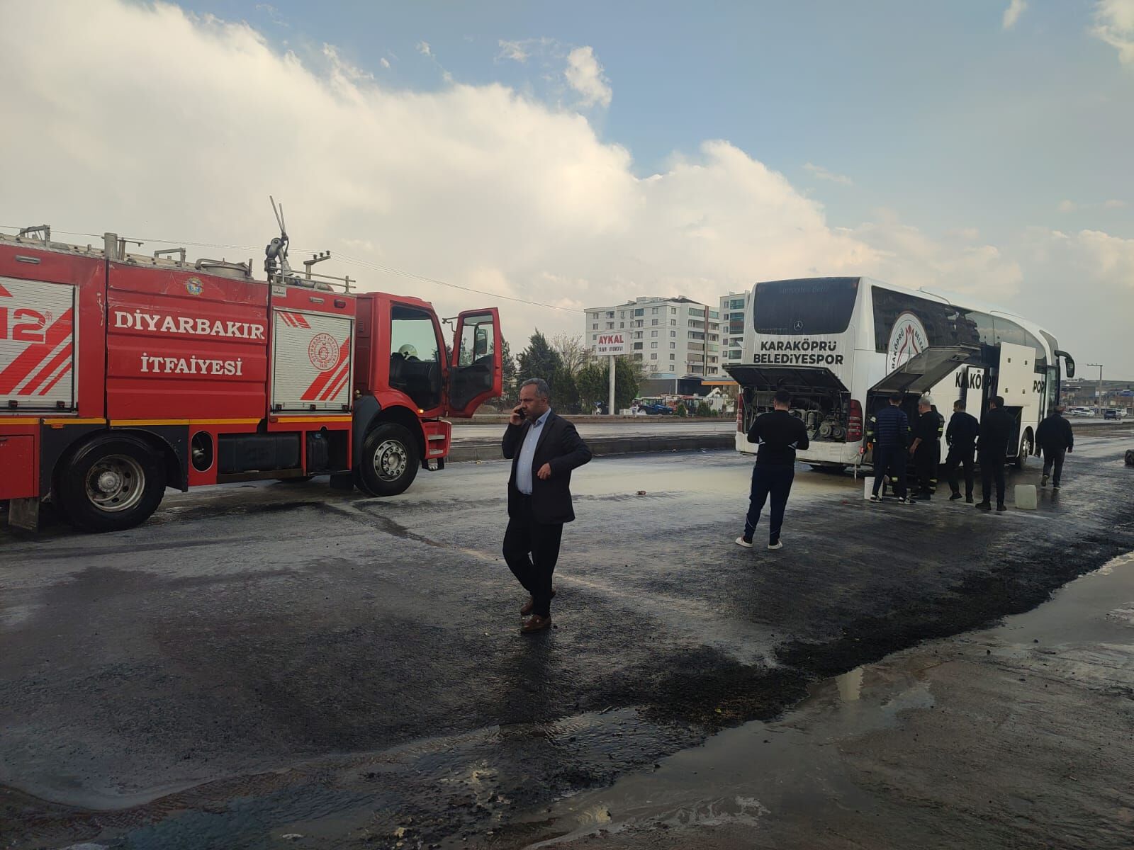 Karaköprü Belediyespor’un Takım Otobüsü Alev Aldı, Facia Kıl Payı Atlatıldı (2)