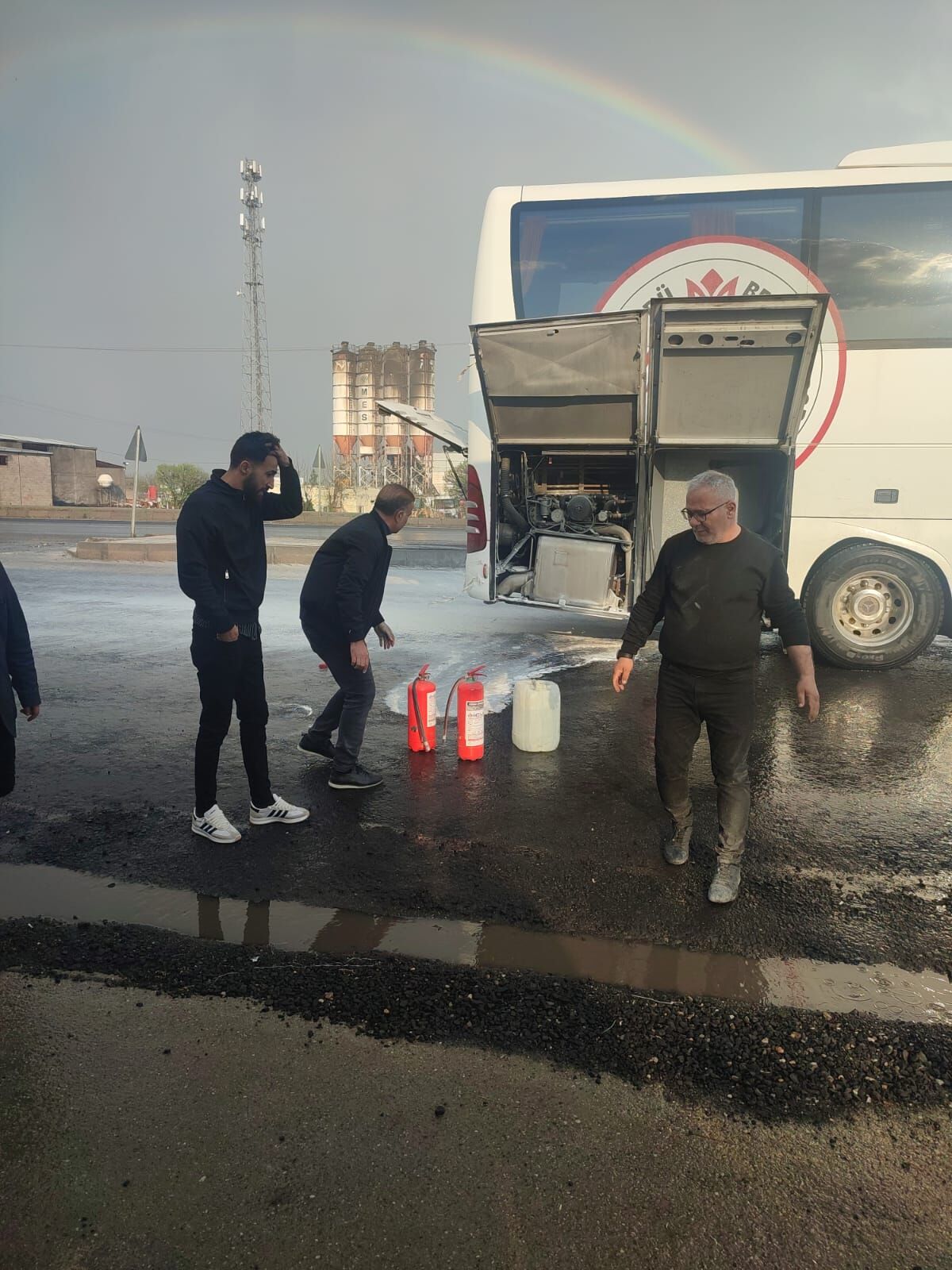 Karaköprü Belediyespor’un Takım Otobüsü Alev Aldı, Facia Kıl Payı Atlatıldı (3)