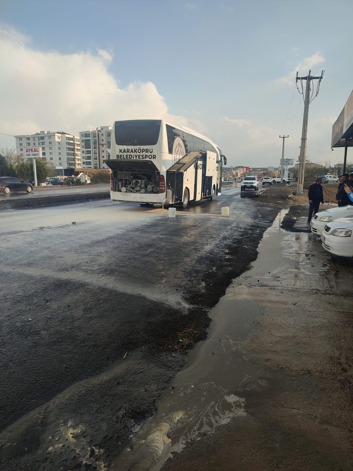 Karaköprü Belediyespor’un Takım Otobüsü Alev Aldı, Facia Kıl Payı Atlatıldı (4)