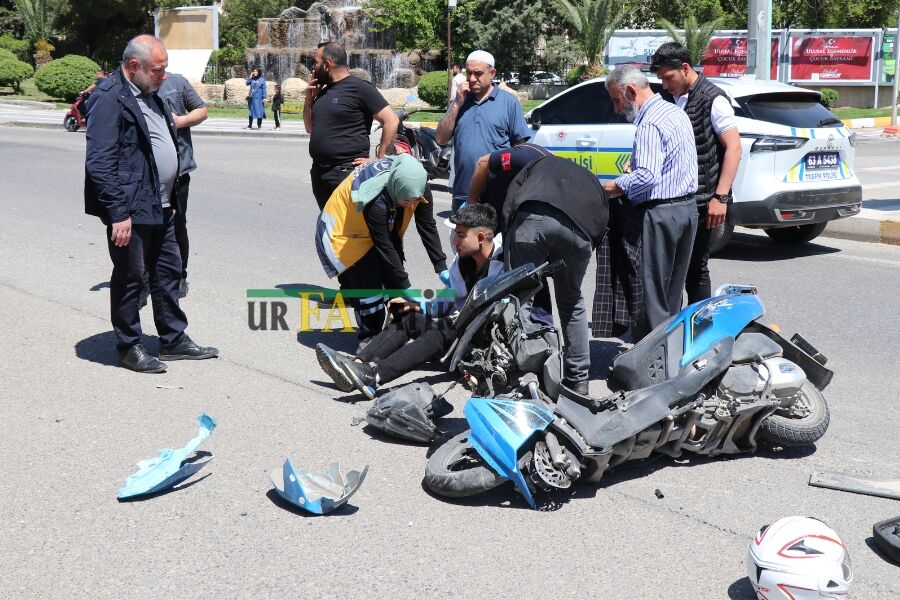 Şanlıurfa Haliliye'de Motor Ile Hafif Ticari Araç Çarpıştı