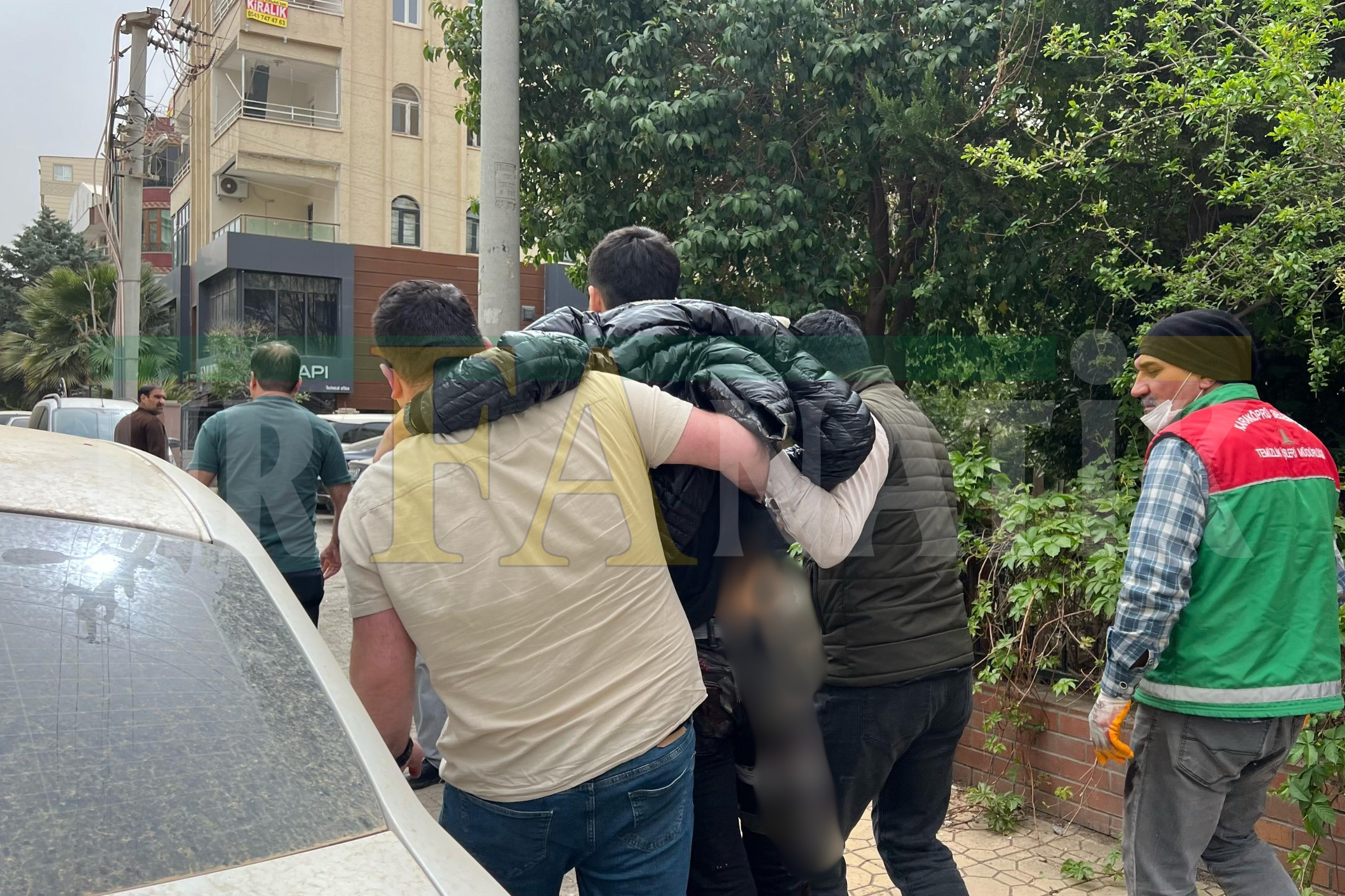 Şanlıurfa Karaköprü’de Bıçaklı Kavga 1 Genç Yaralandı! (2)