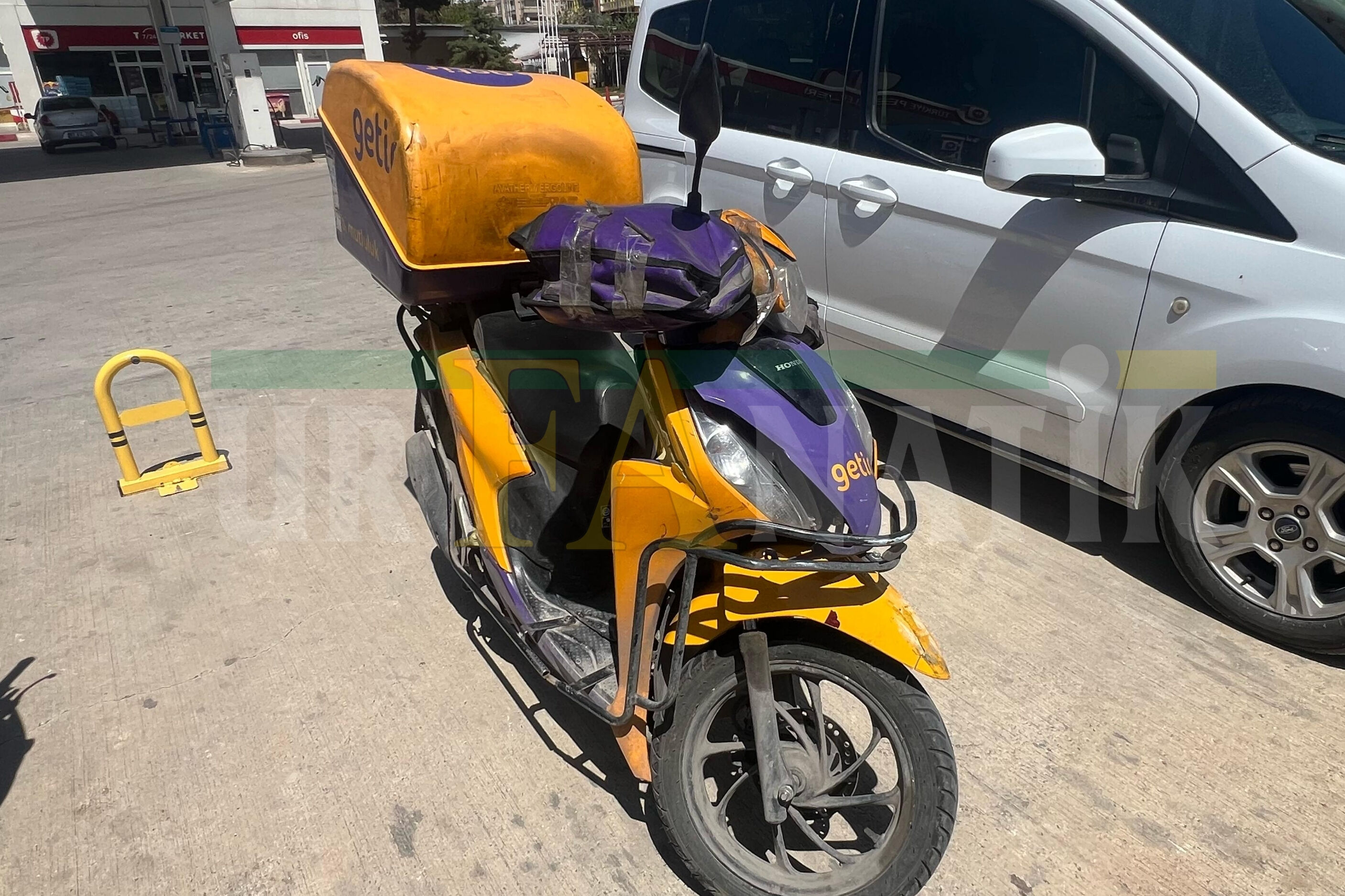 Şanlıurfa Karaköprü’de Moto Kurye Ile Otomobil Çarpıştı! (2)