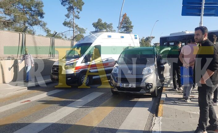 Şanlıurfa'da Aracın Çarptığı Genç Kız Hastaneye Kaldırıldı (1)