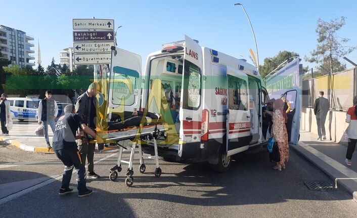 Şanlıurfa'da Aracın Çarptığı Genç Kız Hastaneye Kaldırıldı (2)
