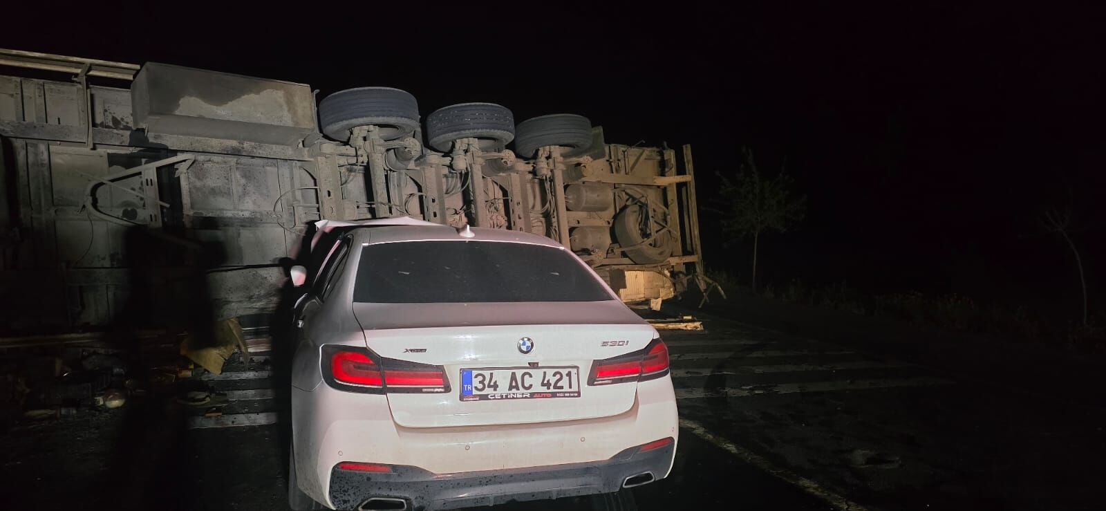 Şanlıurfa’da Yan Yatan Tır Kazaya Davetiye Çıkardı (3)