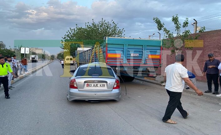 Şanlıurfa’nın Eyyübiye İlçesinde Otomobil Tırın Altına Girdi (2)