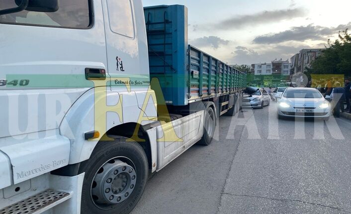 Şanlıurfa’nın Eyyübiye İlçesinde Otomobil Tırın Altına Girdi (3)