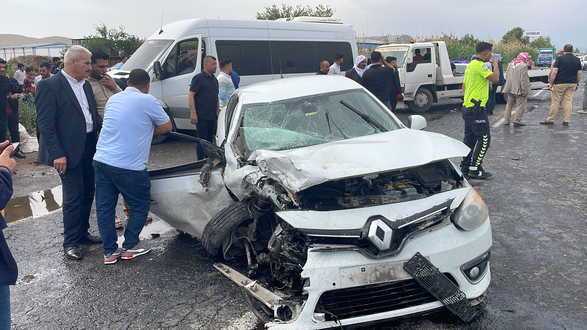 Akçakale Yolunda Minibüs İle Otomobil Çarpıştı!