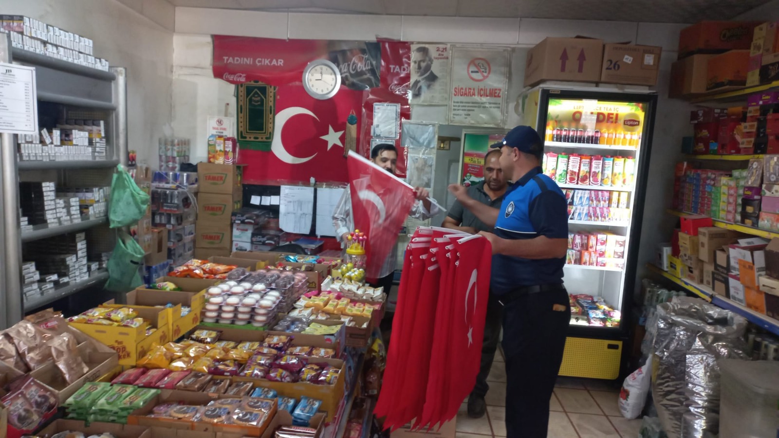 Akçakale Belediyesi’nden 19 Mayıs’a Özel Bayrak Dağıtımı (2)