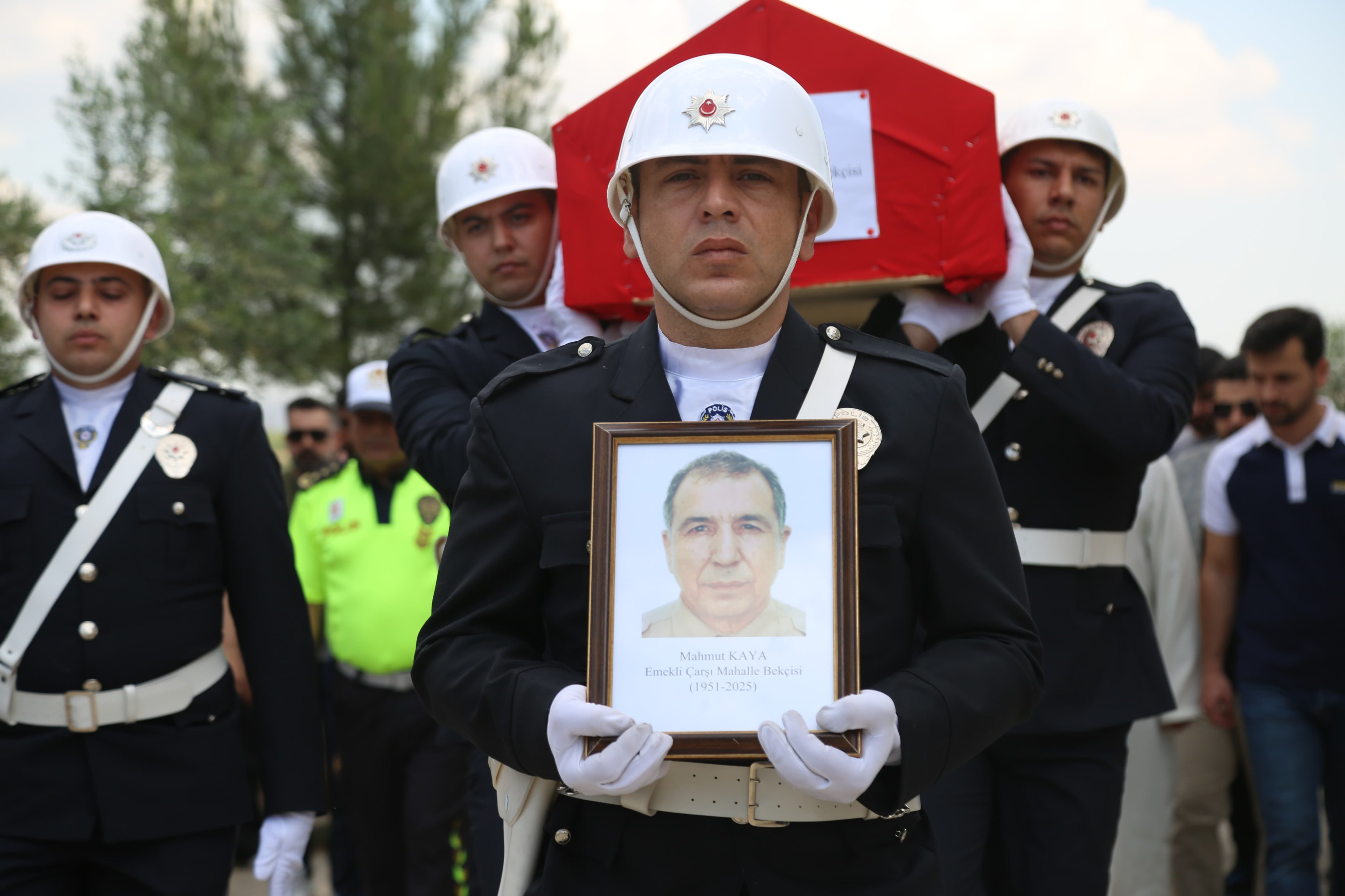 Emekli Çarşı Ve Mahalle Bekçisi Mahmut Kaya (1)