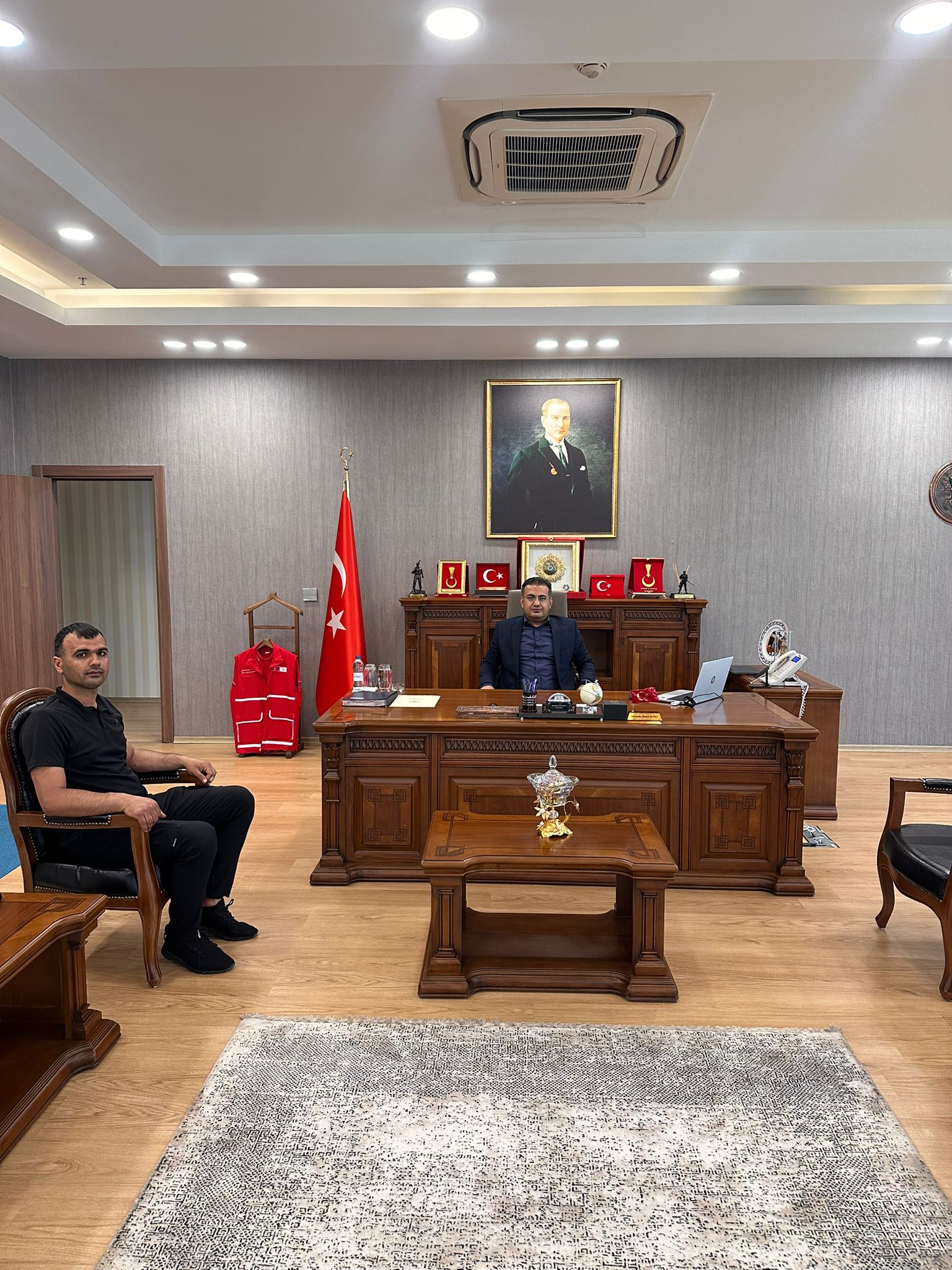 Eyyübiye Kaymakamından Güvenlik Görevlisine Ödül Verildi