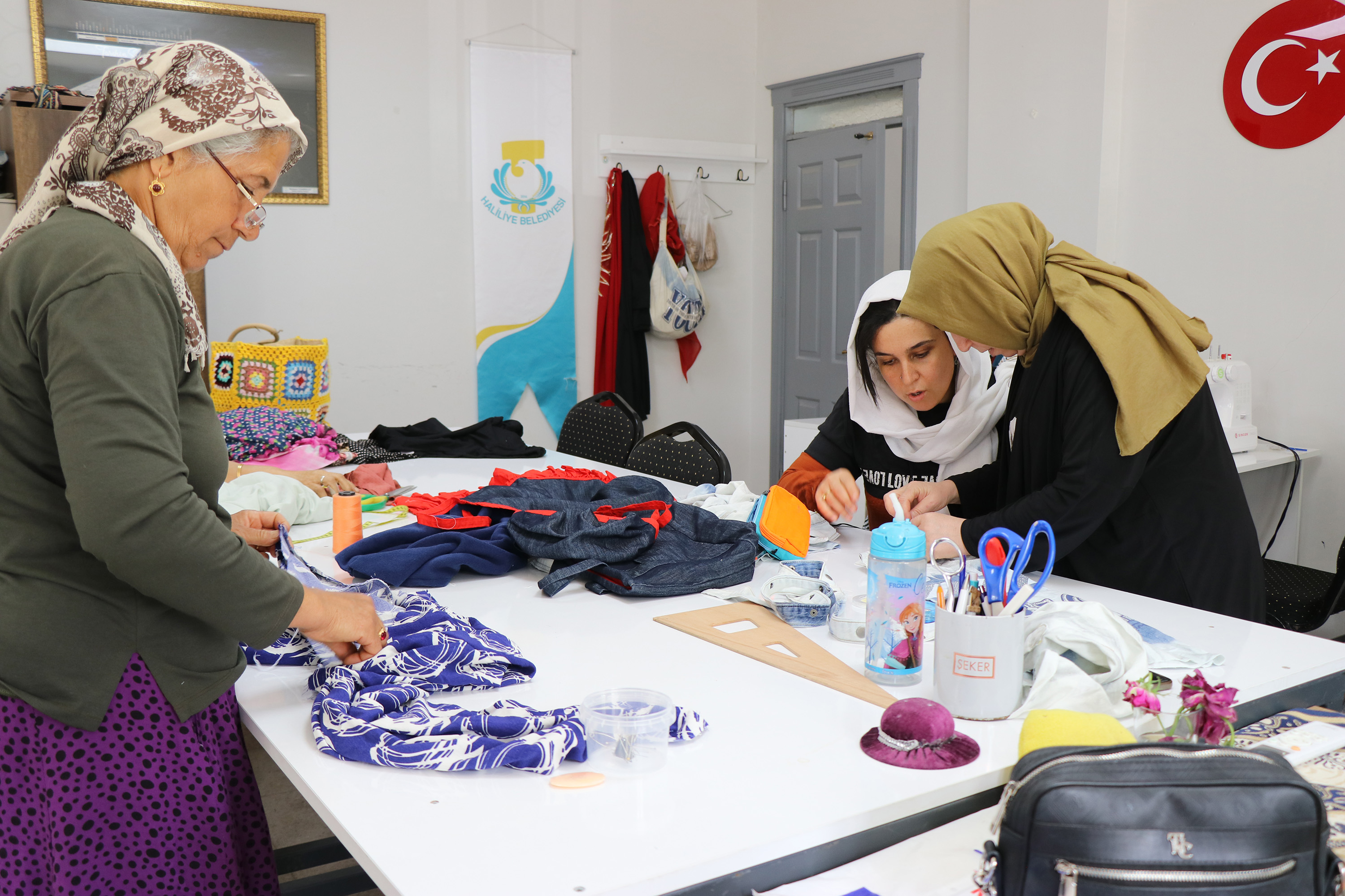 Hali̇li̇ye’de Kadinlar, Di̇ki̇ş Nakiş Kurslariyla Hem Öğreni̇yor Hem Üreti̇yor (3)