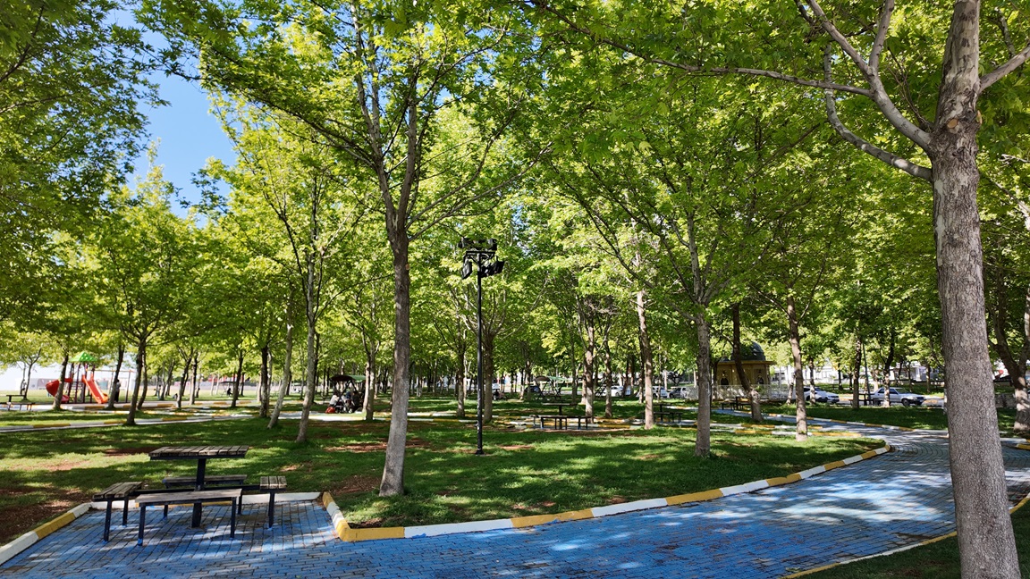 Karaköprü Beledi̇yesi̇, Parklari Yaza Hazirliyor (2)