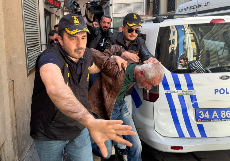 Özgür Özele Saldıran Kişi