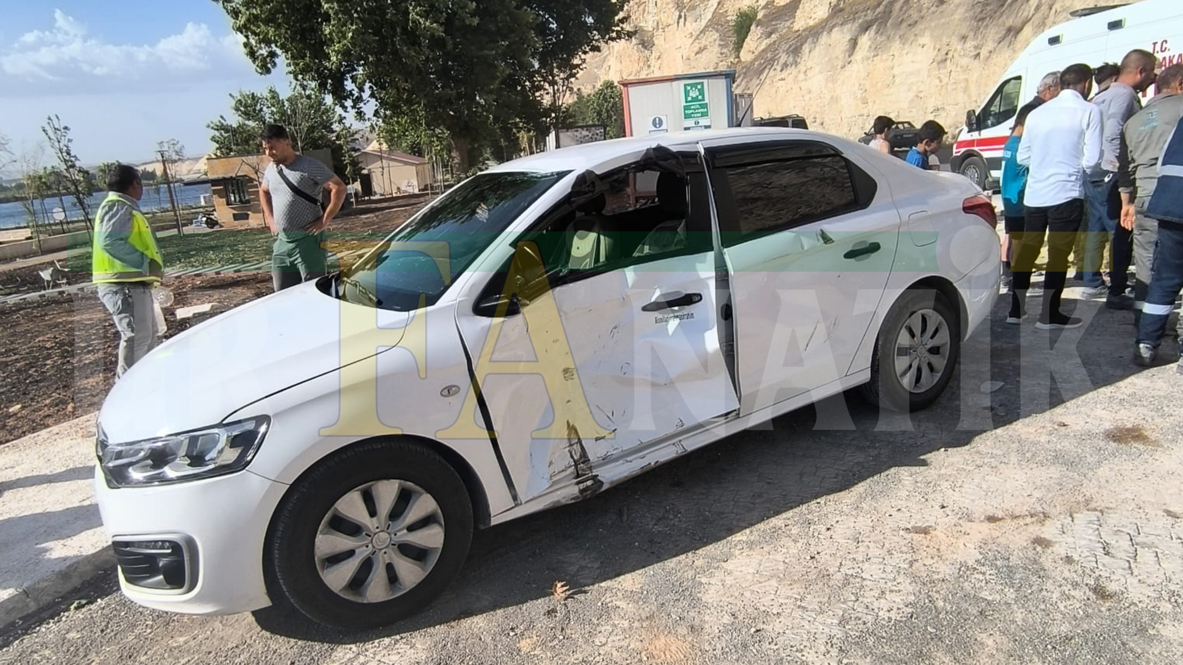 Şanlıurfa Birecik’te Otomobil Ile Motosiklet Çarpıştı 1’I Ağır 2 Yaralı (3)